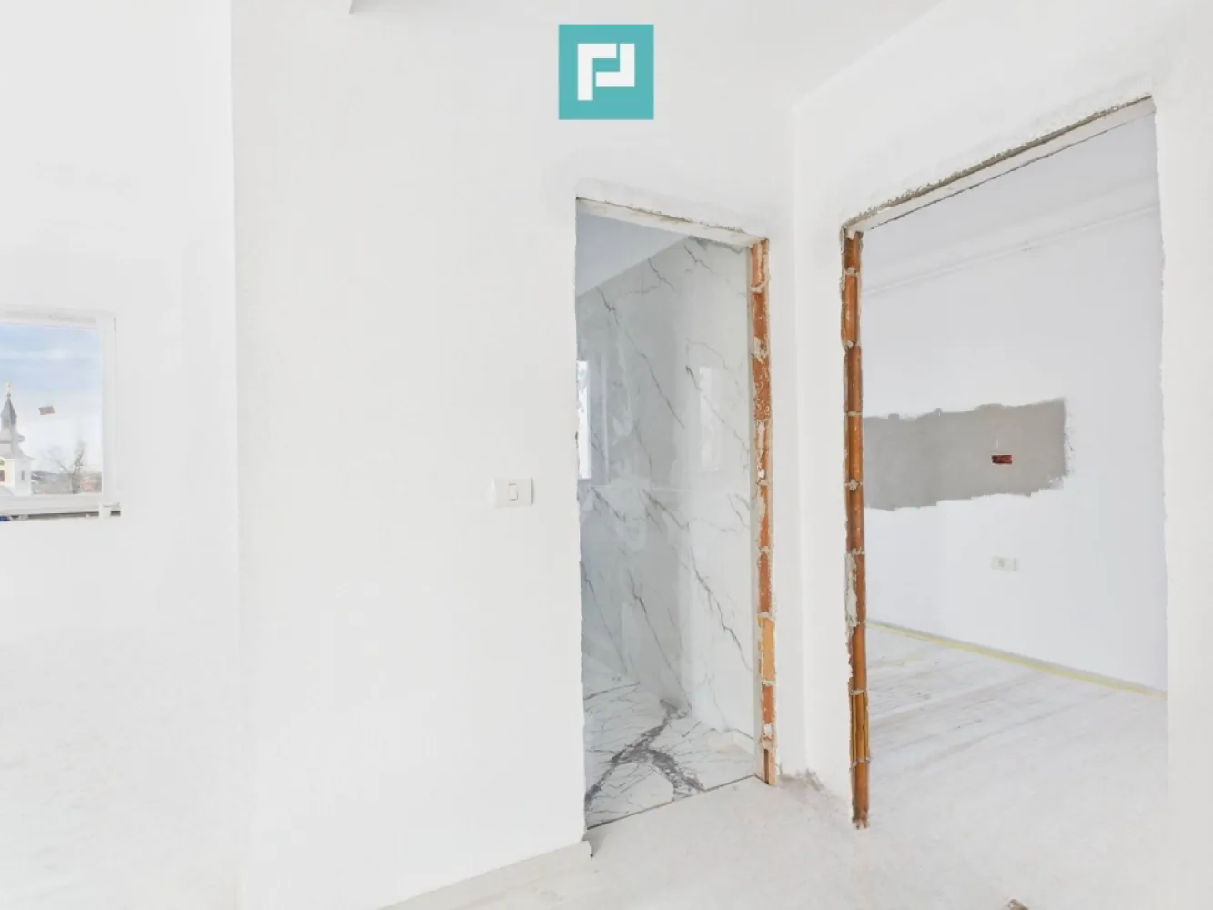 Penthouse cu terasă generoasă, în inima Chișodei - Situat la ultimul etaj al unui bloc modern cu 3 etaje, chiar în centrul comunei Chișoda, apartamentul este decomandat, aerisit și gândit pentru confort o locație care îți oferă liniște, dar și acces rapid la tot ce ai nevoie.

 Ce îți oferă: 2 camere luminoase și bine proporționate .

 52 mp utili, bine compartimentați

 Terasă exterioară de 53 mp – un spațiu rar, perfect pentru relaxare, seri cu prietenii sau un colț verde doar al tău

 Balcon de 5 mp, ideal pentru momentele de respiro

 Construit pentru liniște și durabilitate:

 Zidărie din cărămidă cu izolație completă

 Pereți interiori din cărămidă cu vată bazaltică, pentru confort termic și fonic

 Ferestre Salamander tripan, care păstrează căldura și liniștea în interior

 Ușă metalică la intrare și uși interioare MDF

 Acoperiș din țiglă de beton, solid și rezistent în timp

 Este mai mult decât un apartament – este șansa de a crea un cămin exact pe gustul tău, într-o zonă centrală, aproape de tot ce contează.

 Acest penthouse îți oferă libertatea de a-l amenaja exact pe stilul tău și privilegiul unui spațiu exterior generos, rar întâlnit.
 
 Consultant imobiliar : Laurențiu Caraman

 Telefon : 0721824896

 Email : laurențiu.caraman@propertylab.ro

 CP2832047