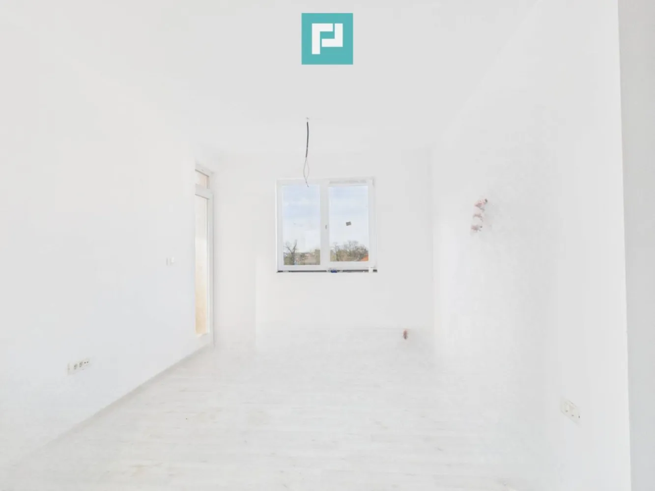 Penthouse cu terasă generoasă, în inima Chișodei - Situat la ultimul etaj al unui bloc modern cu 3 etaje, chiar în centrul comunei Chișoda, apartamentul este decomandat, aerisit și gândit pentru confort o locație care îți oferă liniște, dar și acces rapid la tot ce ai nevoie.

 Ce îți oferă: 2 camere luminoase și bine proporționate .

 52 mp utili, bine compartimentați

 Terasă exterioară de 53 mp – un spațiu rar, perfect pentru relaxare, seri cu prietenii sau un colț verde doar al tău

 Balcon de 5 mp, ideal pentru momentele de respiro

 Construit pentru liniște și durabilitate:

 Zidărie din cărămidă cu izolație completă

 Pereți interiori din cărămidă cu vată bazaltică, pentru confort termic și fonic

 Ferestre Salamander tripan, care păstrează căldura și liniștea în interior

 Ușă metalică la intrare și uși interioare MDF

 Acoperiș din țiglă de beton, solid și rezistent în timp

 Este mai mult decât un apartament – este șansa de a crea un cămin exact pe gustul tău, într-o zonă centrală, aproape de tot ce contează.

 Acest penthouse îți oferă libertatea de a-l amenaja exact pe stilul tău și privilegiul unui spațiu exterior generos, rar întâlnit.
 
 Consultant imobiliar : Laurențiu Caraman

 Telefon : 0721824896

 Email : laurențiu.caraman@propertylab.ro

 CP2832047
