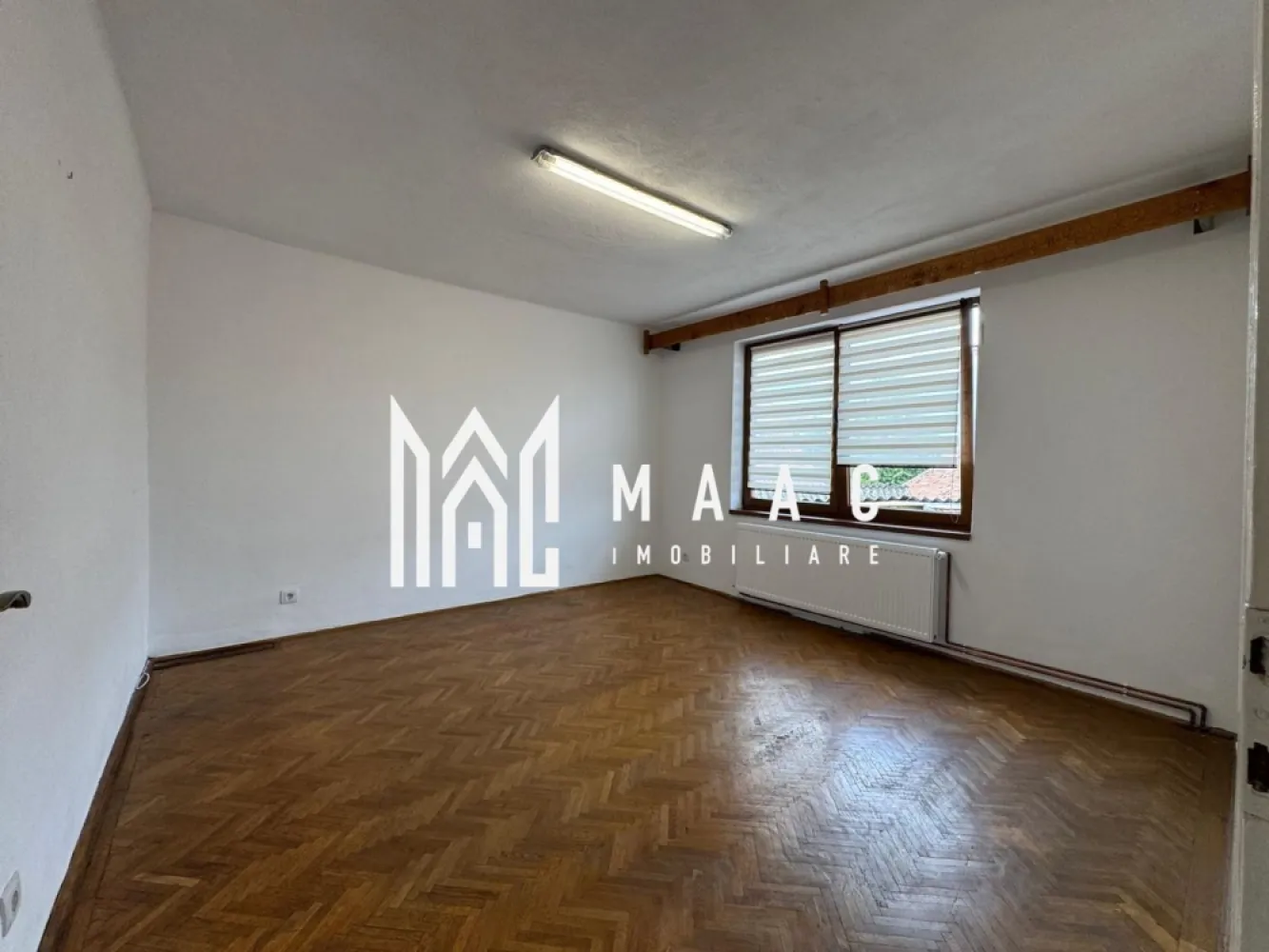 Casă Duplex | 132 MPU | Garaj | Curte | Calea Dumbrăvii– Sub Arini - Maac Imobiliare prezintă spre vânzare o casă tip duplex spațioasă și primitoare, situată într-una dintre cele mai dorite zone ale Sibiului – Calea Dumbrăvii, la doar câteva minute de Parcul Sub Arini și de principalele puncte de interes ale orașului.

Proprietatea oferă o suprafață utilă de 132 mp, la care se adaugă o pivniță generoasă de 65,8 mp, întinsă pe întreaga amprentă a casei, perfectă pentru depozitare sau amenajare ca spațiu suplimentar de relaxare.
Dispune de curte proprie, garaj închis, garaj deschis și două poduri, oferind multiple zone funcționale și de depozitare.

Compartimentare:

2 dormitoare luminoase

Living generos și primitor

Bucătărie principală + bucătărie de vară

2 băi

Cămară exterioară

2 poduri (cu acces interior și exterior)

2 intrări (față și spate)

Garaj închis + garaj deschis

Suprafețe:

 Suprafață utilă: 132 mp
 Pivniță: 65,8 mp (pe toată amprenta casei)
 Curte proprie

Avantaje și localizare:

Proprietatea beneficiază de o amplasare excelentă, în apropiere de:

Pizzerie chiar peste drum

Magazin Simpa și magazin La 2 Pași

Farmacie la câțiva pași

Biserică – la 3 minute de mers pe jos

Parcul Sub Arini – la doar 5 minute

Centrul Sibiului – la aproximativ 15 minute

Casa este ideală pentru o familie care își dorește confort, intimitate și acces rapid către toate facilitățile urbane, într-una dintre cele mai verzi și apreciate zone ale orașului.

Pentru mai multe detalii sau pentru a programa o vizionare, te rugăm să ne contactezi, specificând ID: CP2763621.