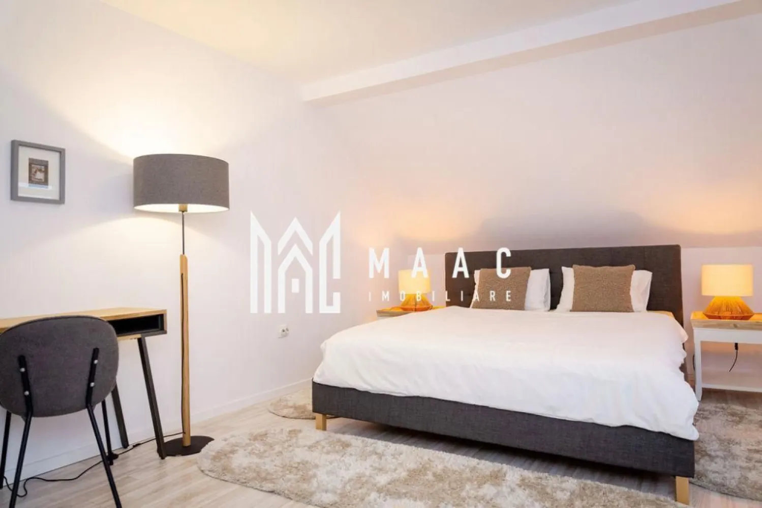 Apartament 3 camera | Gradina | Renovat | Modern | Central - MAAC Imobiliare propune atentiei dumneavoastra un apartament cu 3 camere renovat, complet mobilat si utilat, in zona Centrala (la 3 minute de inima orasului Sibiu - Piata Mare). Locuinta este situata la mansarda unei cladiri de tip casa cu regim de inaltime P+E+M si este alcatuita din living luminos cu bucatarie open-space cu toate facilitatile, doua dormitoare cu pat matrimonial, baie moderna cu geam si cada si hol. Toate electrocasnicele sunt noi. Apartamentul are acces la gradina, cu foisor amenajat si gratar. Contoare separate la apa, gaz si curent, conexiune rapida internet. Finisaje si mobilier de calitate buna, ambient placut. Se percepe o chirie in avans si garantie in cuantumul unei chirii lunare. Se inchiriaza pe o perioada de minim 12 luni. Nu se accepta cu animale de companie. Loc de parcare in curte contra cost 30 euro / luna. Pentru mai multe detalii sau pentru a programa o vizionare, va rugam specificati telefonic ID: CP2545766