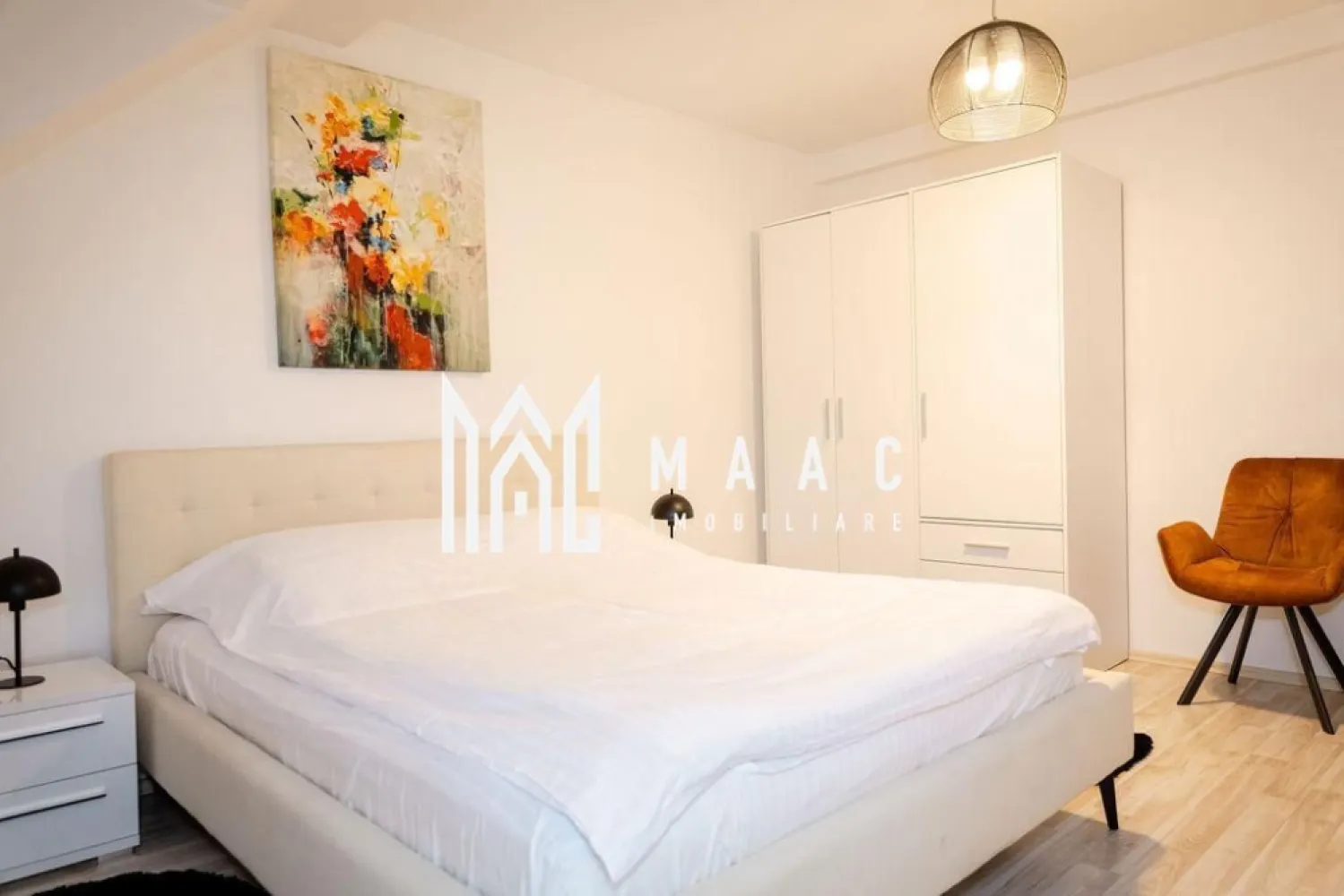 Apartament 3 camera | Gradina | Renovat | Modern | Central - MAAC Imobiliare propune atentiei dumneavoastra un apartament cu 3 camere renovat, complet mobilat si utilat, in zona Centrala (la 3 minute de inima orasului Sibiu - Piata Mare). Locuinta este situata la mansarda unei cladiri de tip casa cu regim de inaltime P+E+M si este alcatuita din living luminos cu bucatarie open-space cu toate facilitatile, doua dormitoare cu pat matrimonial, baie moderna cu geam si cada si hol. Toate electrocasnicele sunt noi. Apartamentul are acces la gradina, cu foisor amenajat si gratar. Contoare separate la apa, gaz si curent, conexiune rapida internet. Finisaje si mobilier de calitate buna, ambient placut. Se percepe o chirie in avans si garantie in cuantumul unei chirii lunare. Se inchiriaza pe o perioada de minim 12 luni. Nu se accepta cu animale de companie. Loc de parcare in curte contra cost 30 euro / luna. Pentru mai multe detalii sau pentru a programa o vizionare, va rugam specificati telefonic ID: CP2545766