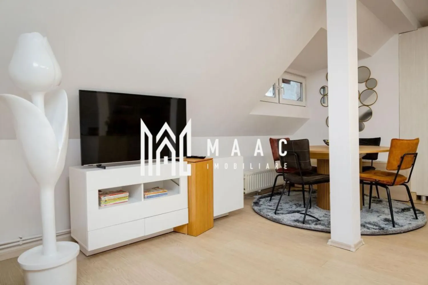Apartament 3 camera | Gradina | Renovat | Modern | Central - MAAC Imobiliare propune atentiei dumneavoastra un apartament cu 3 camere renovat, complet mobilat si utilat, in zona Centrala (la 3 minute de inima orasului Sibiu - Piata Mare). Locuinta este situata la mansarda unei cladiri de tip casa cu regim de inaltime P+E+M si este alcatuita din living luminos cu bucatarie open-space cu toate facilitatile, doua dormitoare cu pat matrimonial, baie moderna cu geam si cada si hol. Toate electrocasnicele sunt noi. Apartamentul are acces la gradina, cu foisor amenajat si gratar. Contoare separate la apa, gaz si curent, conexiune rapida internet. Finisaje si mobilier de calitate buna, ambient placut. Se percepe o chirie in avans si garantie in cuantumul unei chirii lunare. Se inchiriaza pe o perioada de minim 12 luni. Nu se accepta cu animale de companie. Loc de parcare in curte contra cost 30 euro / luna. Pentru mai multe detalii sau pentru a programa o vizionare, va rugam specificati telefonic ID: CP2545766