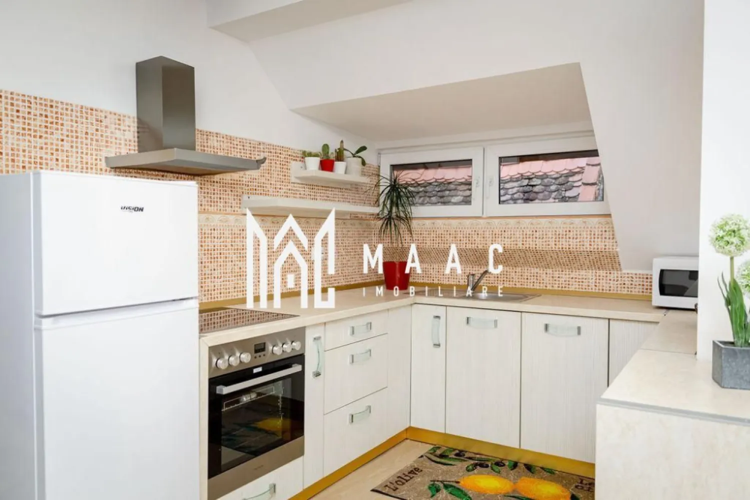 Apartament 3 camera | Gradina | Renovat | Modern | Central - MAAC Imobiliare propune atentiei dumneavoastra un apartament cu 3 camere renovat, complet mobilat si utilat, in zona Centrala (la 3 minute de inima orasului Sibiu - Piata Mare). Locuinta este situata la mansarda unei cladiri de tip casa cu regim de inaltime P+E+M si este alcatuita din living luminos cu bucatarie open-space cu toate facilitatile, doua dormitoare cu pat matrimonial, baie moderna cu geam si cada si hol. Toate electrocasnicele sunt noi. Apartamentul are acces la gradina, cu foisor amenajat si gratar. Contoare separate la apa, gaz si curent, conexiune rapida internet. Finisaje si mobilier de calitate buna, ambient placut. Se percepe o chirie in avans si garantie in cuantumul unei chirii lunare. Se inchiriaza pe o perioada de minim 12 luni. Nu se accepta cu animale de companie. Loc de parcare in curte contra cost 30 euro / luna. Pentru mai multe detalii sau pentru a programa o vizionare, va rugam specificati telefonic ID: CP2545766