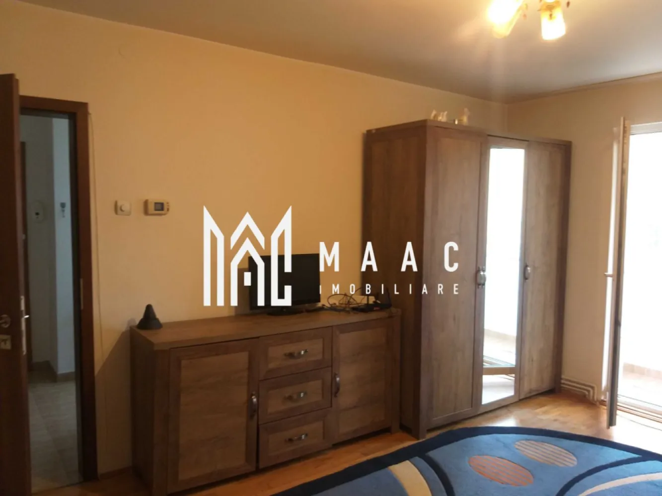 Apartament 2 Camere I Etaj 3 I Rahovei - Apartament cu 2 camere semidecomandate, situat la etajul 3 al unui imobil de pe strada Rahovei, vis-a-vis de Hotel Class. Detalii proprietate: Suprafață optim compartimentată Balcon închis Geam la baie Recent renovat: parchet din lemn masiv, geamuri termopan Dotări: Complet mobilat și utilat Mașină de spălat Frigider Centrală termică proprie Apartamentul este ideal pentru persoane care caută o locuință practică și confortabilă, într-o zonă accesibilă, cu toate facilitățile în apropiere. Pentru mai multe detalii, precizați telefonic că ați văzut anunțul cu ID: CP2593560
