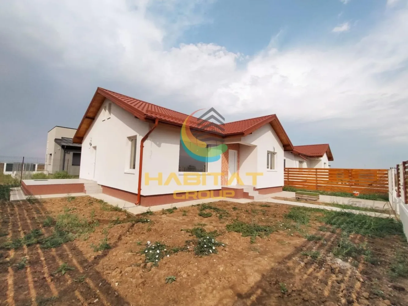 Casa 3 camere | 2 bai | Finisaje de calitate | Comision 0% - Descoperă o casă modernă pe parter, construită cu materiale premium și atenție la fiecare detaliu, ideală pentru familii care își doresc confort, eficiență și un stil de viață liniștit.

Locuința are o suprafață utilă de 86 mp și un pod generos de aproximativ 80 mp, perfect pentru depozitare sau amenajare suplimentară. Compartimentarea este practică și eficientă, oferind spații luminoase și confortabile.

Dotări premium:
- Tâmplărie tripan Salamander pentru izolație termică și fonică excelentă;
- Încălzire în pardoseală Purmo pentru confort uniform în întreaga casă;
- Finisaje moderne și materiale de calitate superioară;
- Teren de 409 mp, ideal pentru grădină, foișor sau zonă de relaxare;

Utilități:
- Curent electric;
- Puț propriu;
- Fosă septică ecologică.

📞 Sună acum la 0773 795 896 pentru mai multe detalii și programarea unei vizionări!