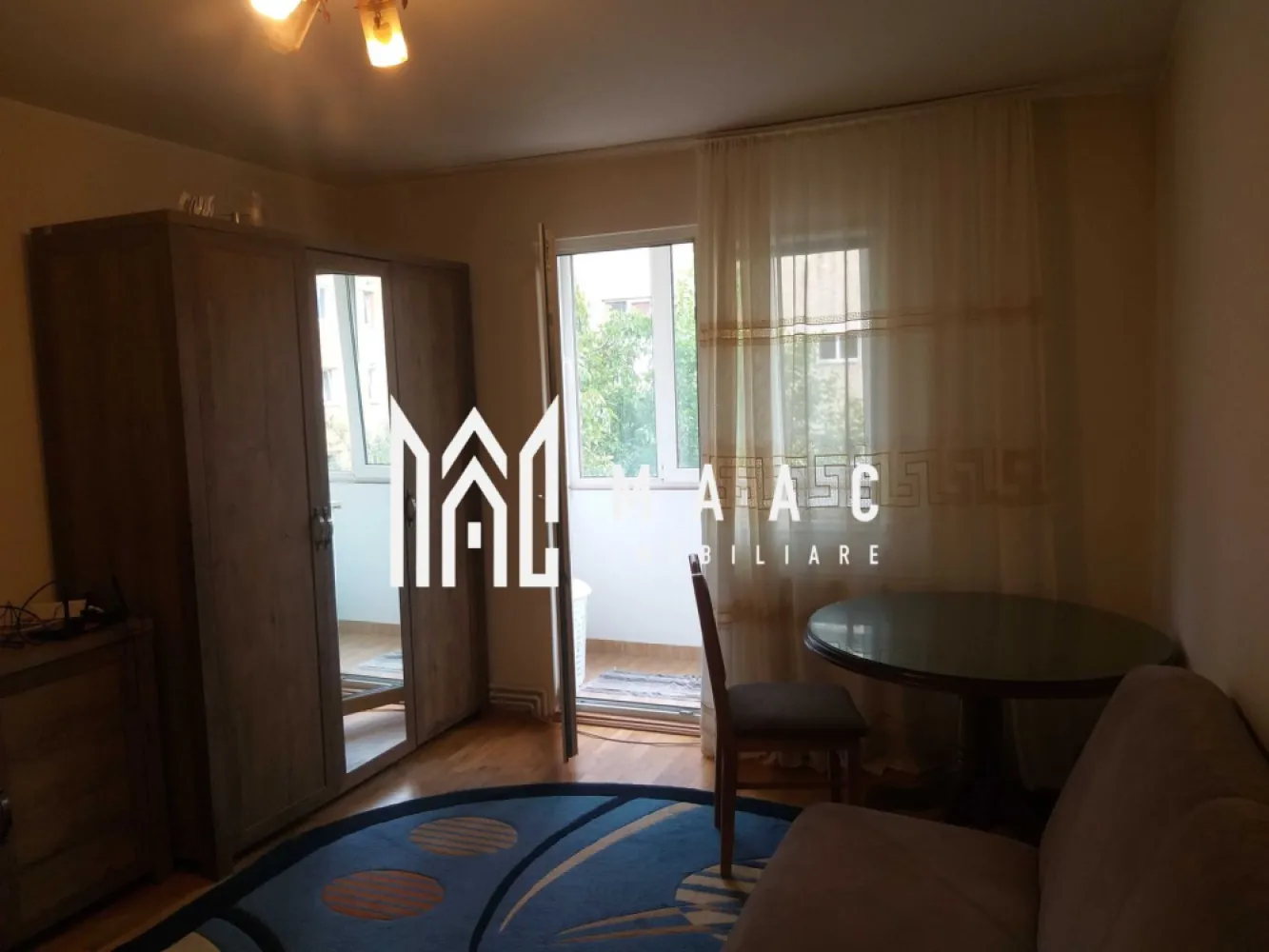 Apartament 2 Camere I Etaj 3 I Rahovei - Apartament cu 2 camere semidecomandate, situat la etajul 3 al unui imobil de pe strada Rahovei, vis-a-vis de Hotel Class. Detalii proprietate: Suprafață optim compartimentată Balcon închis Geam la baie Recent renovat: parchet din lemn masiv, geamuri termopan Dotări: Complet mobilat și utilat Mașină de spălat Frigider Centrală termică proprie Apartamentul este ideal pentru persoane care caută o locuință practică și confortabilă, într-o zonă accesibilă, cu toate facilitățile în apropiere. Pentru mai multe detalii, precizați telefonic că ați văzut anunțul cu ID: CP2593560