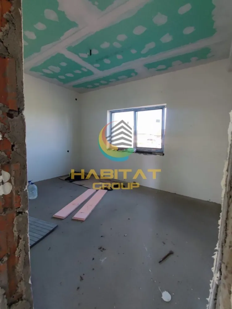 Casa 2 dormitoare + 2 bai | 375 mp teren | Comision 0 | Vidra - Dacă îți dorești o casă modernă aproape de București, această proprietate din Vidra poate fi alegerea ideală. Construită pe un teren de 375 mp, vila oferă spații bine compartimentate, finisaje de calitate și un ambient perfect pentru viața de familie.

Preț: 135.000 EUR TVA inclus | Comision cumpărător: 0%

Proprietatea include:
- 2 dormitoare generoase
- Dormitor matrimonial cu dressing și baie proprie
- Living luminos și primitor
- Încălzire în pardoseală
- Tâmplărie premium pentru eficiență energetică

Localizarea este excelentă, în apropiere de Mega Parc Vidra și stația STV – linia 475, cu acces rapid către București.

Contactează-ne pentru detalii și programarea unei vizionări!