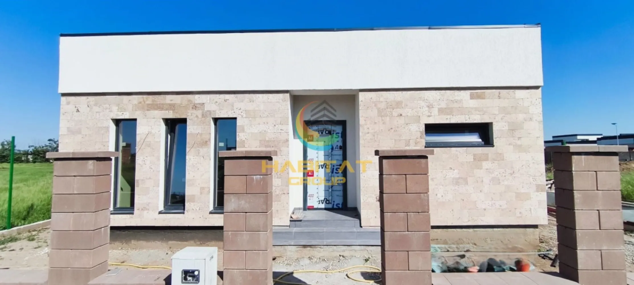 Casa 2 dormitoare + 2 bai | 375 mp teren | Comision 0 | Vidra - Dacă îți dorești o casă modernă aproape de București, această proprietate din Vidra poate fi alegerea ideală. Construită pe un teren de 375 mp, vila oferă spații bine compartimentate, finisaje de calitate și un ambient perfect pentru viața de familie.

Preț: 135.000 EUR TVA inclus | Comision cumpărător: 0%

Proprietatea include:
- 2 dormitoare generoase
- Dormitor matrimonial cu dressing și baie proprie
- Living luminos și primitor
- Încălzire în pardoseală
- Tâmplărie premium pentru eficiență energetică

Localizarea este excelentă, în apropiere de Mega Parc Vidra și stația STV – linia 475, cu acces rapid către București.

Contactează-ne pentru detalii și programarea unei vizionări!