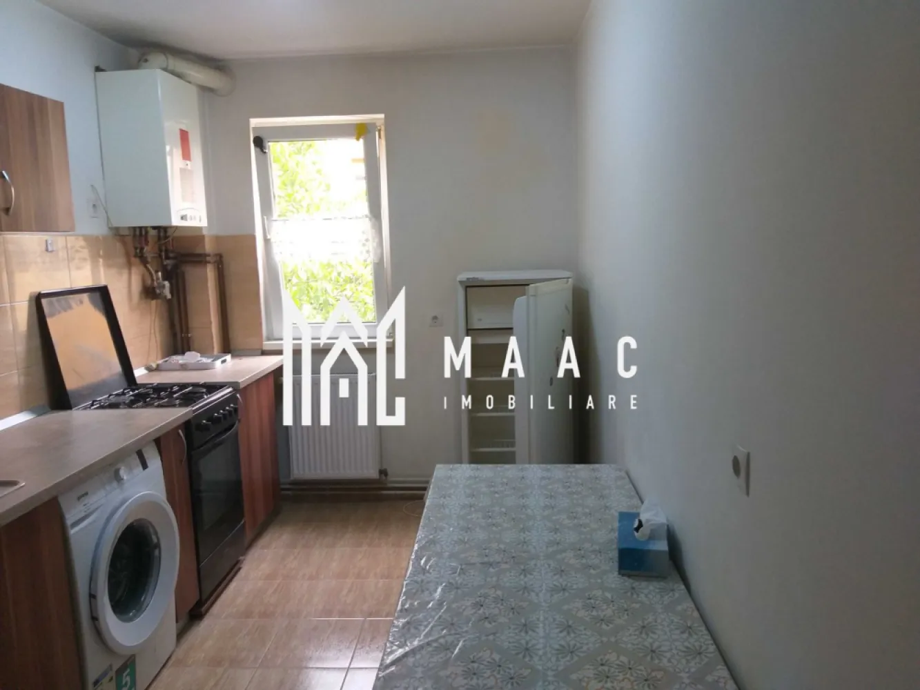 Apartament 2 Camere I Etaj 3 I Rahovei - Apartament cu 2 camere semidecomandate, situat la etajul 3 al unui imobil de pe strada Rahovei, vis-a-vis de Hotel Class. Detalii proprietate: Suprafață optim compartimentată Balcon închis Geam la baie Recent renovat: parchet din lemn masiv, geamuri termopan Dotări: Complet mobilat și utilat Mașină de spălat Frigider Centrală termică proprie Apartamentul este ideal pentru persoane care caută o locuință practică și confortabilă, într-o zonă accesibilă, cu toate facilitățile în apropiere. Pentru mai multe detalii, precizați telefonic că ați văzut anunțul cu ID: CP2593560