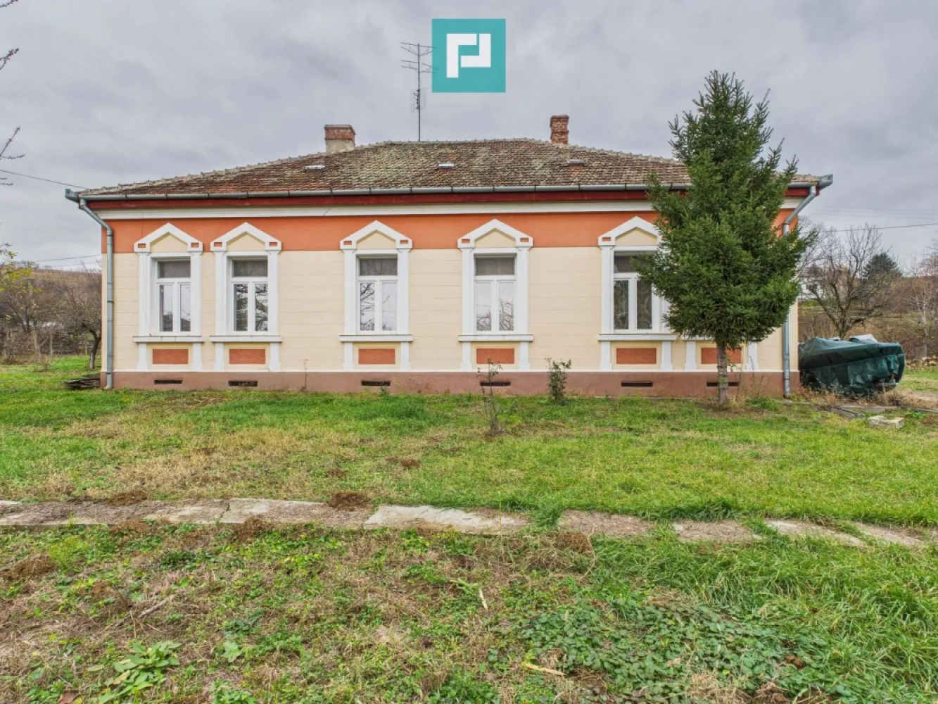 CONAC IMPRESIONANT ÎN GHIOROC - Vă prezentăm spre vânzare o proprietate impresionantă, un conac boieresc, o oportunitate rară!
Conac exclusivist în Ghioroc, județul Arad – eleganță nobilă lângă lac 

Într-un cadru natural deosebit, în Ghioroc, județul Arad, în vecinătatea lacului și la poalele dealului, se află acest conac impunător, amplasat pe un teren generos de 2.703 mp – o proprietate rară, dedicată celor care apreciază luxul discret, spațiul amplu și investițiile de valoare.

Descriere proprietate:

Construcția impresionează prin arhitectura elegantă și prezența sa nobilă, oferind:

7 încăperi spațioase, luminoase și versatile

Pivniță uscată pe întreaga suprafață a casei, ideală pentru cramă, spații tehnice sau depozitare

Ambianță aristocratică, potrivită pentru reședință privată de prestigiu

Potențial excelent pentru pensiune boutique, cramă selectă, retreat exclusivist sau evenimente private

Confort & eficiență

Centrală proprie pe lemne, soluție eficientă și economică pentru încălzire

Panouri solare, pentru consum redus și sustenabilitate

Construcție solidă, gândită pentru durabilitate și valoare în timp

Spații ample, ușor de personalizat pentru amenajări luxoase

Curte & locație

Curte generoasă de aproximativ 2.000 mp, ideală pentru grădină amenajată, zone de relaxare, foișor, piscină sau evenimente private

Amplasată la poalele dealului

Acces prin două porți, oferind intimitate și funcționalitate

Priveliști încântătoare, aer curat și liniște deplină

Vecinătatea lacului Ghioroc adaugă un plus de prestigiu și atractivitate turistică

Mai mult decât o proprietate – un statut

Acest conac nu este doar o casă, ci o declarație de stil, rafinament și viziune. O investiție sigură, un refugiu aristocratic sau o afacere exclusivistă — alegerea vă aparține.

Proprietăți de acest calibru apar rar pe piață.
Contactați-ne pentru detalii și o prezentare privată.

De ce este special acest conac?

Pentru că nu este doar o casă – este o bucată de istorie, un simbol al eleganței boierești, un loc unde tradiția întâlnește confortul modern și unde fiecare colț poate fi transformat într-o experiență memorabilă!

Pentru mai multe detalii și stabilirea unei vizionari asistate, vă stam la dispoziție la:

Telefon: 0767103967
Email: adina.bacis@propertylab.ro 
Adina Baciș consultant imobiliar Propertylab

Telefon: 0760672985
Email: jeanina.campan@propertylab.ro
Jeanina Câmpan consultant imobiliar Propertylab

CONAC IMPRESIONANT ÎN GHIOROC CP2816410