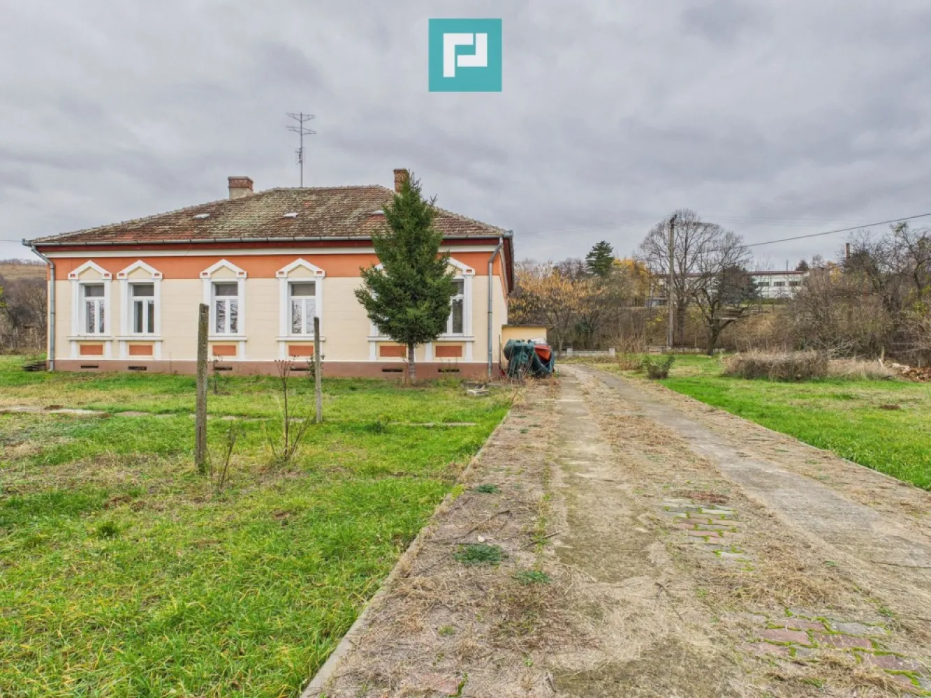 CONAC IMPRESIONANT ÎN GHIOROC - Vă prezentăm spre vânzare o proprietate impresionantă, un conac boieresc, o oportunitate rară!
Conac exclusivist în Ghioroc, județul Arad – eleganță nobilă lângă lac 

Într-un cadru natural deosebit, în Ghioroc, județul Arad, în vecinătatea lacului și la poalele dealului, se află acest conac impunător, amplasat pe un teren generos de 2.703 mp – o proprietate rară, dedicată celor care apreciază luxul discret, spațiul amplu și investițiile de valoare.

Descriere proprietate:

Construcția impresionează prin arhitectura elegantă și prezența sa nobilă, oferind:

7 încăperi spațioase, luminoase și versatile

Pivniță uscată pe întreaga suprafață a casei, ideală pentru cramă, spații tehnice sau depozitare

Ambianță aristocratică, potrivită pentru reședință privată de prestigiu

Potențial excelent pentru pensiune boutique, cramă selectă, retreat exclusivist sau evenimente private

Confort & eficiență

Centrală proprie pe lemne, soluție eficientă și economică pentru încălzire

Panouri solare, pentru consum redus și sustenabilitate

Construcție solidă, gândită pentru durabilitate și valoare în timp

Spații ample, ușor de personalizat pentru amenajări luxoase

Curte & locație

Curte generoasă de aproximativ 2.000 mp, ideală pentru grădină amenajată, zone de relaxare, foișor, piscină sau evenimente private

Amplasată la poalele dealului

Acces prin două porți, oferind intimitate și funcționalitate

Priveliști încântătoare, aer curat și liniște deplină

Vecinătatea lacului Ghioroc adaugă un plus de prestigiu și atractivitate turistică

Mai mult decât o proprietate – un statut

Acest conac nu este doar o casă, ci o declarație de stil, rafinament și viziune. O investiție sigură, un refugiu aristocratic sau o afacere exclusivistă — alegerea vă aparține.

Proprietăți de acest calibru apar rar pe piață.
Contactați-ne pentru detalii și o prezentare privată.

De ce este special acest conac?

Pentru că nu este doar o casă – este o bucată de istorie, un simbol al eleganței boierești, un loc unde tradiția întâlnește confortul modern și unde fiecare colț poate fi transformat într-o experiență memorabilă!

Pentru mai multe detalii și stabilirea unei vizionari asistate, vă stam la dispoziție la:

Telefon: 0767103967
Email: adina.bacis@propertylab.ro 
Adina Baciș consultant imobiliar Propertylab

Telefon: 0760672985
Email: jeanina.campan@propertylab.ro
Jeanina Câmpan consultant imobiliar Propertylab

CONAC IMPRESIONANT ÎN GHIOROC CP2816410