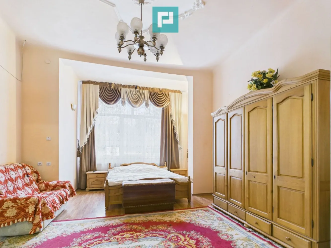 CONAC IMPRESIONANT ÎN GHIOROC - Vă prezentăm spre vânzare o proprietate impresionantă, un conac boieresc, o oportunitate rară!
Conac exclusivist în Ghioroc, județul Arad – eleganță nobilă lângă lac 

Într-un cadru natural deosebit, în Ghioroc, județul Arad, în vecinătatea lacului și la poalele dealului, se află acest conac impunător, amplasat pe un teren generos de 2.703 mp – o proprietate rară, dedicată celor care apreciază luxul discret, spațiul amplu și investițiile de valoare.

Descriere proprietate:

Construcția impresionează prin arhitectura elegantă și prezența sa nobilă, oferind:

7 încăperi spațioase, luminoase și versatile

Pivniță uscată pe întreaga suprafață a casei, ideală pentru cramă, spații tehnice sau depozitare

Ambianță aristocratică, potrivită pentru reședință privată de prestigiu

Potențial excelent pentru pensiune boutique, cramă selectă, retreat exclusivist sau evenimente private

Confort & eficiență

Centrală proprie pe lemne, soluție eficientă și economică pentru încălzire

Panouri solare, pentru consum redus și sustenabilitate

Construcție solidă, gândită pentru durabilitate și valoare în timp

Spații ample, ușor de personalizat pentru amenajări luxoase

Curte & locație

Curte generoasă de aproximativ 2.000 mp, ideală pentru grădină amenajată, zone de relaxare, foișor, piscină sau evenimente private

Amplasată la poalele dealului

Acces prin două porți, oferind intimitate și funcționalitate

Priveliști încântătoare, aer curat și liniște deplină

Vecinătatea lacului Ghioroc adaugă un plus de prestigiu și atractivitate turistică

Mai mult decât o proprietate – un statut

Acest conac nu este doar o casă, ci o declarație de stil, rafinament și viziune. O investiție sigură, un refugiu aristocratic sau o afacere exclusivistă — alegerea vă aparține.

Proprietăți de acest calibru apar rar pe piață.
Contactați-ne pentru detalii și o prezentare privată.

De ce este special acest conac?

Pentru că nu este doar o casă – este o bucată de istorie, un simbol al eleganței boierești, un loc unde tradiția întâlnește confortul modern și unde fiecare colț poate fi transformat într-o experiență memorabilă!

Pentru mai multe detalii și stabilirea unei vizionari asistate, vă stam la dispoziție la:

Telefon: 0767103967
Email: adina.bacis@propertylab.ro 
Adina Baciș consultant imobiliar Propertylab

Telefon: 0760672985
Email: jeanina.campan@propertylab.ro
Jeanina Câmpan consultant imobiliar Propertylab

CONAC IMPRESIONANT ÎN GHIOROC CP2816410