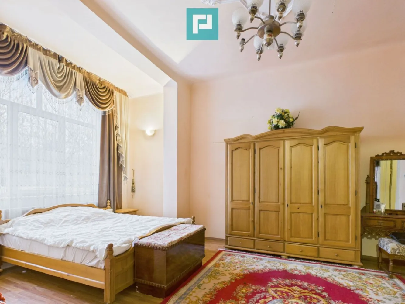 CONAC IMPRESIONANT ÎN GHIOROC - Vă prezentăm spre vânzare o proprietate impresionantă, un conac boieresc, o oportunitate rară!
Conac exclusivist în Ghioroc, județul Arad – eleganță nobilă lângă lac 

Într-un cadru natural deosebit, în Ghioroc, județul Arad, în vecinătatea lacului și la poalele dealului, se află acest conac impunător, amplasat pe un teren generos de 2.703 mp – o proprietate rară, dedicată celor care apreciază luxul discret, spațiul amplu și investițiile de valoare.

Descriere proprietate:

Construcția impresionează prin arhitectura elegantă și prezența sa nobilă, oferind:

7 încăperi spațioase, luminoase și versatile

Pivniță uscată pe întreaga suprafață a casei, ideală pentru cramă, spații tehnice sau depozitare

Ambianță aristocratică, potrivită pentru reședință privată de prestigiu

Potențial excelent pentru pensiune boutique, cramă selectă, retreat exclusivist sau evenimente private

Confort & eficiență

Centrală proprie pe lemne, soluție eficientă și economică pentru încălzire

Panouri solare, pentru consum redus și sustenabilitate

Construcție solidă, gândită pentru durabilitate și valoare în timp

Spații ample, ușor de personalizat pentru amenajări luxoase

Curte & locație

Curte generoasă de aproximativ 2.000 mp, ideală pentru grădină amenajată, zone de relaxare, foișor, piscină sau evenimente private

Amplasată la poalele dealului

Acces prin două porți, oferind intimitate și funcționalitate

Priveliști încântătoare, aer curat și liniște deplină

Vecinătatea lacului Ghioroc adaugă un plus de prestigiu și atractivitate turistică

Mai mult decât o proprietate – un statut

Acest conac nu este doar o casă, ci o declarație de stil, rafinament și viziune. O investiție sigură, un refugiu aristocratic sau o afacere exclusivistă — alegerea vă aparține.

Proprietăți de acest calibru apar rar pe piață.
Contactați-ne pentru detalii și o prezentare privată.

De ce este special acest conac?

Pentru că nu este doar o casă – este o bucată de istorie, un simbol al eleganței boierești, un loc unde tradiția întâlnește confortul modern și unde fiecare colț poate fi transformat într-o experiență memorabilă!

Pentru mai multe detalii și stabilirea unei vizionari asistate, vă stam la dispoziție la:

Telefon: 0767103967
Email: adina.bacis@propertylab.ro 
Adina Baciș consultant imobiliar Propertylab

Telefon: 0760672985
Email: jeanina.campan@propertylab.ro
Jeanina Câmpan consultant imobiliar Propertylab

CONAC IMPRESIONANT ÎN GHIOROC CP2816410