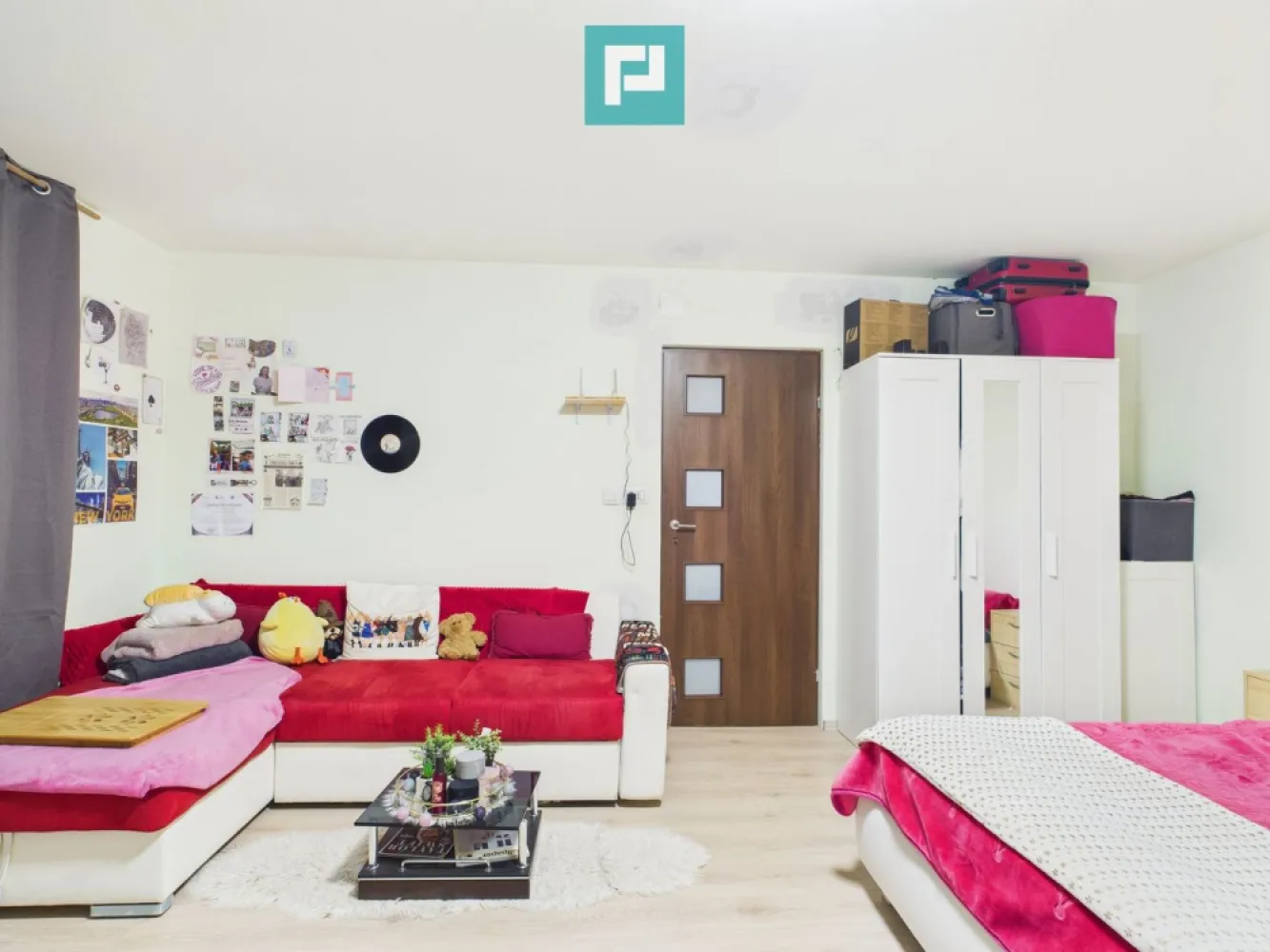 Casă complet renovată, teren 300mp, în Orțișoara - Casă pe parter, complet recondiționată – o proprietate în care simți liniștea din primul moment.

 Dacă îți dorești o casă primitoare, spațioasă și perfect funcțională, unde totul este pus la punct și te poți muta imediat, această locuință de 120 mp este exact ce cauți. 

 Imobilul este localizat la 22 km de Timișoara, beneficiind de acces facil către autostradă. 

 Proprietate renovată în totalitate, printr-un proces realizat cu atenție deosebită la detalii, menită să ofere confort, siguranță și un ambient liniștit. 

 Ce o face specială:

 Instalație electrică complet schimbată, inclusiv prize și întrerupătoare . 

 Instalație sanitară nouă.

 Sistemul de încălzire este asigurat de convectoare electrice cu consum redus. 

 Plan decomandat, perfect pentru confort și intimitate

 2 băi complet utilate:
• una cu cabină de duș, modernă și practică
• una cu cadă spațioasă, ideală pentru momente de relaxare

 Bucătărie izolată, complet mobilată și utilată

 În bucătărie este și o cămară încăpătoare, perfectă pentru alimente sau obiecte de uz zilnic

 Acces în pod cu scară retractabilă — spațiu suplimentar de depozitare

 Încălzire în pardoseală, in bucatarie pentru confort maxim. 

 Acoperiș refăcut acum 3 ani, fără griji pentru viitor

 Curtea – un colț verde care te face să te simți acasă: -370 mp de spațiu exterior, exact cât ai nevoie

 Pomi fructiferi, zmeură și viță de vie, care aduc un plus de farmec și prospețime.

 Anexă acoperită, ideală pentru depozitare, hobby-uri sau chiar un spațiu de barbeque

 Acces auto în curte, comod și sigur.

 Utilități și avantaje:

 Apă potabilă de la rețea.

 Gazul tras până la poartă, gata pentru racordare.

 Zonă liniștită, potrivită pentru familie, cuplu sau pentru oricine caută confort și intimitate

 Această casă este mai mult decât o proprietate — este un loc în care liniștea, confortul și funcționalitatea se 

 îmbină perfect.

Proprietatea este disponibilă imediat. 

Pentru mai multe informații sau pentru programarea unei vizionări, nu ezitați să ma contactați.

Consultant imobiliar : Laurentiu Caraman

Telefon : 0721824896

Email : laurentiu.caraman@propertylab.ro

CP 2814103