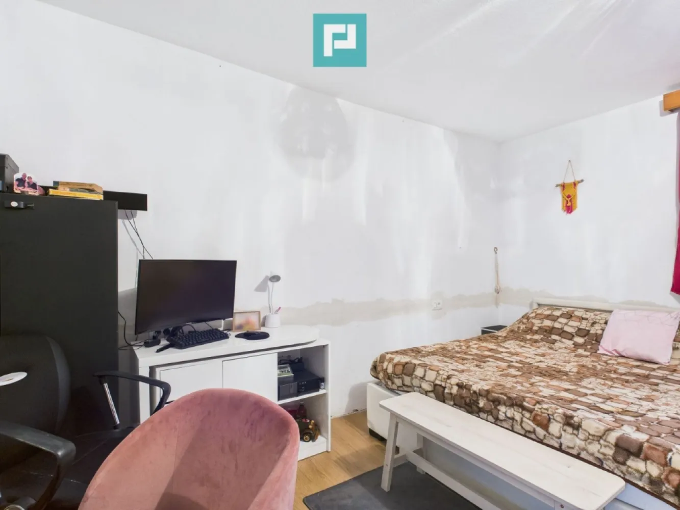 Casă complet renovată, teren 300mp, în Orțișoara - Casă pe parter, complet recondiționată – o proprietate în care simți liniștea din primul moment.

 Dacă îți dorești o casă primitoare, spațioasă și perfect funcțională, unde totul este pus la punct și te poți muta imediat, această locuință de 120 mp este exact ce cauți. 

 Imobilul este localizat la 22 km de Timișoara, beneficiind de acces facil către autostradă. 

 Proprietate renovată în totalitate, printr-un proces realizat cu atenție deosebită la detalii, menită să ofere confort, siguranță și un ambient liniștit. 

 Ce o face specială:

 Instalație electrică complet schimbată, inclusiv prize și întrerupătoare . 

 Instalație sanitară nouă.

 Sistemul de încălzire este asigurat de convectoare electrice cu consum redus. 

 Plan decomandat, perfect pentru confort și intimitate

 2 băi complet utilate:
• una cu cabină de duș, modernă și practică
• una cu cadă spațioasă, ideală pentru momente de relaxare

 Bucătărie izolată, complet mobilată și utilată

 În bucătărie este și o cămară încăpătoare, perfectă pentru alimente sau obiecte de uz zilnic

 Acces în pod cu scară retractabilă — spațiu suplimentar de depozitare

 Încălzire în pardoseală, in bucatarie pentru confort maxim. 

 Acoperiș refăcut acum 3 ani, fără griji pentru viitor

 Curtea – un colț verde care te face să te simți acasă: -370 mp de spațiu exterior, exact cât ai nevoie

 Pomi fructiferi, zmeură și viță de vie, care aduc un plus de farmec și prospețime.

 Anexă acoperită, ideală pentru depozitare, hobby-uri sau chiar un spațiu de barbeque

 Acces auto în curte, comod și sigur.

 Utilități și avantaje:

 Apă potabilă de la rețea.

 Gazul tras până la poartă, gata pentru racordare.

 Zonă liniștită, potrivită pentru familie, cuplu sau pentru oricine caută confort și intimitate

 Această casă este mai mult decât o proprietate — este un loc în care liniștea, confortul și funcționalitatea se 

 îmbină perfect.

Proprietatea este disponibilă imediat. 

Pentru mai multe informații sau pentru programarea unei vizionări, nu ezitați să ma contactați.

Consultant imobiliar : Laurentiu Caraman

Telefon : 0721824896

Email : laurentiu.caraman@propertylab.ro

CP 2814103