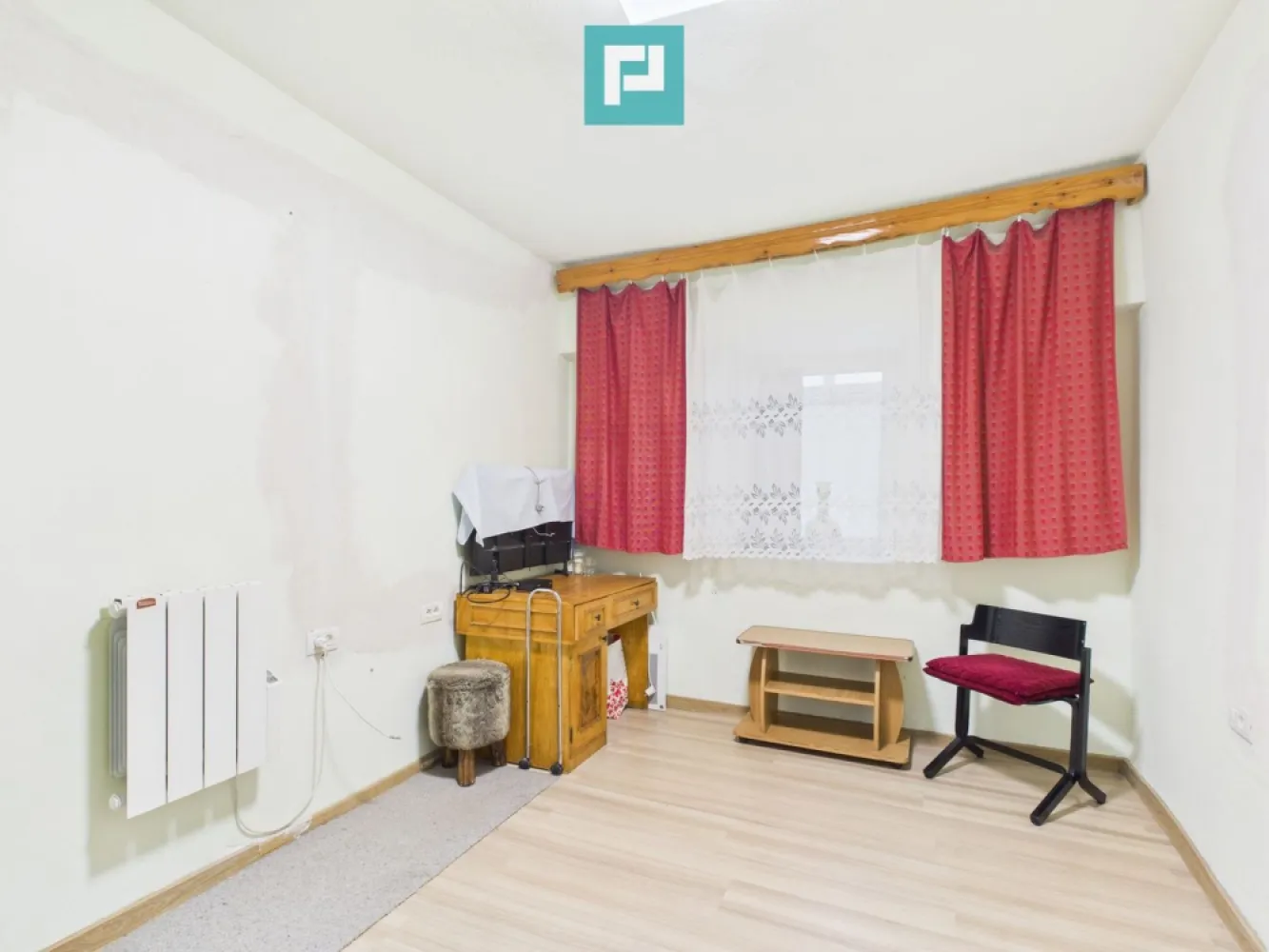 Casă complet renovată, teren 300mp, în Orțișoara - Casă pe parter, complet recondiționată – o proprietate în care simți liniștea din primul moment.

 Dacă îți dorești o casă primitoare, spațioasă și perfect funcțională, unde totul este pus la punct și te poți muta imediat, această locuință de 120 mp este exact ce cauți. 

 Imobilul este localizat la 22 km de Timișoara, beneficiind de acces facil către autostradă. 

 Proprietate renovată în totalitate, printr-un proces realizat cu atenție deosebită la detalii, menită să ofere confort, siguranță și un ambient liniștit. 

 Ce o face specială:

 Instalație electrică complet schimbată, inclusiv prize și întrerupătoare . 

 Instalație sanitară nouă.

 Sistemul de încălzire este asigurat de convectoare electrice cu consum redus. 

 Plan decomandat, perfect pentru confort și intimitate

 2 băi complet utilate:
• una cu cabină de duș, modernă și practică
• una cu cadă spațioasă, ideală pentru momente de relaxare

 Bucătărie izolată, complet mobilată și utilată

 În bucătărie este și o cămară încăpătoare, perfectă pentru alimente sau obiecte de uz zilnic

 Acces în pod cu scară retractabilă — spațiu suplimentar de depozitare

 Încălzire în pardoseală, in bucatarie pentru confort maxim. 

 Acoperiș refăcut acum 3 ani, fără griji pentru viitor

 Curtea – un colț verde care te face să te simți acasă: -370 mp de spațiu exterior, exact cât ai nevoie

 Pomi fructiferi, zmeură și viță de vie, care aduc un plus de farmec și prospețime.

 Anexă acoperită, ideală pentru depozitare, hobby-uri sau chiar un spațiu de barbeque

 Acces auto în curte, comod și sigur.

 Utilități și avantaje:

 Apă potabilă de la rețea.

 Gazul tras până la poartă, gata pentru racordare.

 Zonă liniștită, potrivită pentru familie, cuplu sau pentru oricine caută confort și intimitate

 Această casă este mai mult decât o proprietate — este un loc în care liniștea, confortul și funcționalitatea se 

 îmbină perfect.

Proprietatea este disponibilă imediat. 

Pentru mai multe informații sau pentru programarea unei vizionări, nu ezitați să ma contactați.

Consultant imobiliar : Laurentiu Caraman

Telefon : 0721824896

Email : laurentiu.caraman@propertylab.ro

CP 2814103