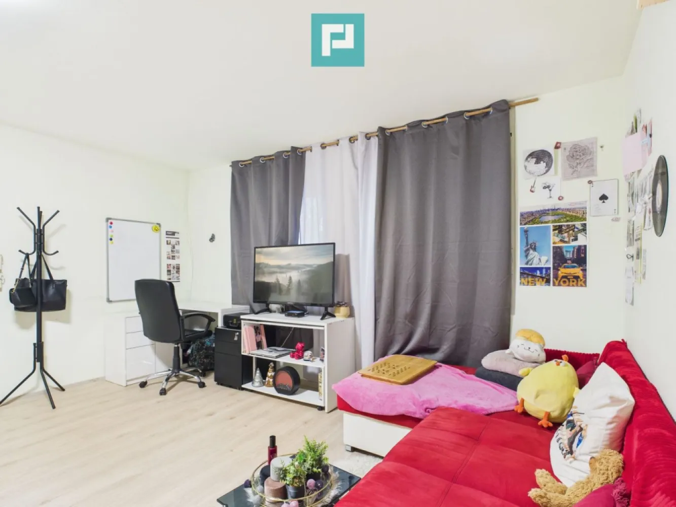 Casă complet renovată, teren 300mp, în Orțișoara - Casă pe parter, complet recondiționată – o proprietate în care simți liniștea din primul moment.

 Dacă îți dorești o casă primitoare, spațioasă și perfect funcțională, unde totul este pus la punct și te poți muta imediat, această locuință de 120 mp este exact ce cauți. 

 Imobilul este localizat la 22 km de Timișoara, beneficiind de acces facil către autostradă. 

 Proprietate renovată în totalitate, printr-un proces realizat cu atenție deosebită la detalii, menită să ofere confort, siguranță și un ambient liniștit. 

 Ce o face specială:

 Instalație electrică complet schimbată, inclusiv prize și întrerupătoare . 

 Instalație sanitară nouă.

 Sistemul de încălzire este asigurat de convectoare electrice cu consum redus. 

 Plan decomandat, perfect pentru confort și intimitate

 2 băi complet utilate:
• una cu cabină de duș, modernă și practică
• una cu cadă spațioasă, ideală pentru momente de relaxare

 Bucătărie izolată, complet mobilată și utilată

 În bucătărie este și o cămară încăpătoare, perfectă pentru alimente sau obiecte de uz zilnic

 Acces în pod cu scară retractabilă — spațiu suplimentar de depozitare

 Încălzire în pardoseală, in bucatarie pentru confort maxim. 

 Acoperiș refăcut acum 3 ani, fără griji pentru viitor

 Curtea – un colț verde care te face să te simți acasă: -370 mp de spațiu exterior, exact cât ai nevoie

 Pomi fructiferi, zmeură și viță de vie, care aduc un plus de farmec și prospețime.

 Anexă acoperită, ideală pentru depozitare, hobby-uri sau chiar un spațiu de barbeque

 Acces auto în curte, comod și sigur.

 Utilități și avantaje:

 Apă potabilă de la rețea.

 Gazul tras până la poartă, gata pentru racordare.

 Zonă liniștită, potrivită pentru familie, cuplu sau pentru oricine caută confort și intimitate

 Această casă este mai mult decât o proprietate — este un loc în care liniștea, confortul și funcționalitatea se 

 îmbină perfect.

Proprietatea este disponibilă imediat. 

Pentru mai multe informații sau pentru programarea unei vizionări, nu ezitați să ma contactați.

Consultant imobiliar : Laurentiu Caraman

Telefon : 0721824896

Email : laurentiu.caraman@propertylab.ro

CP 2814103