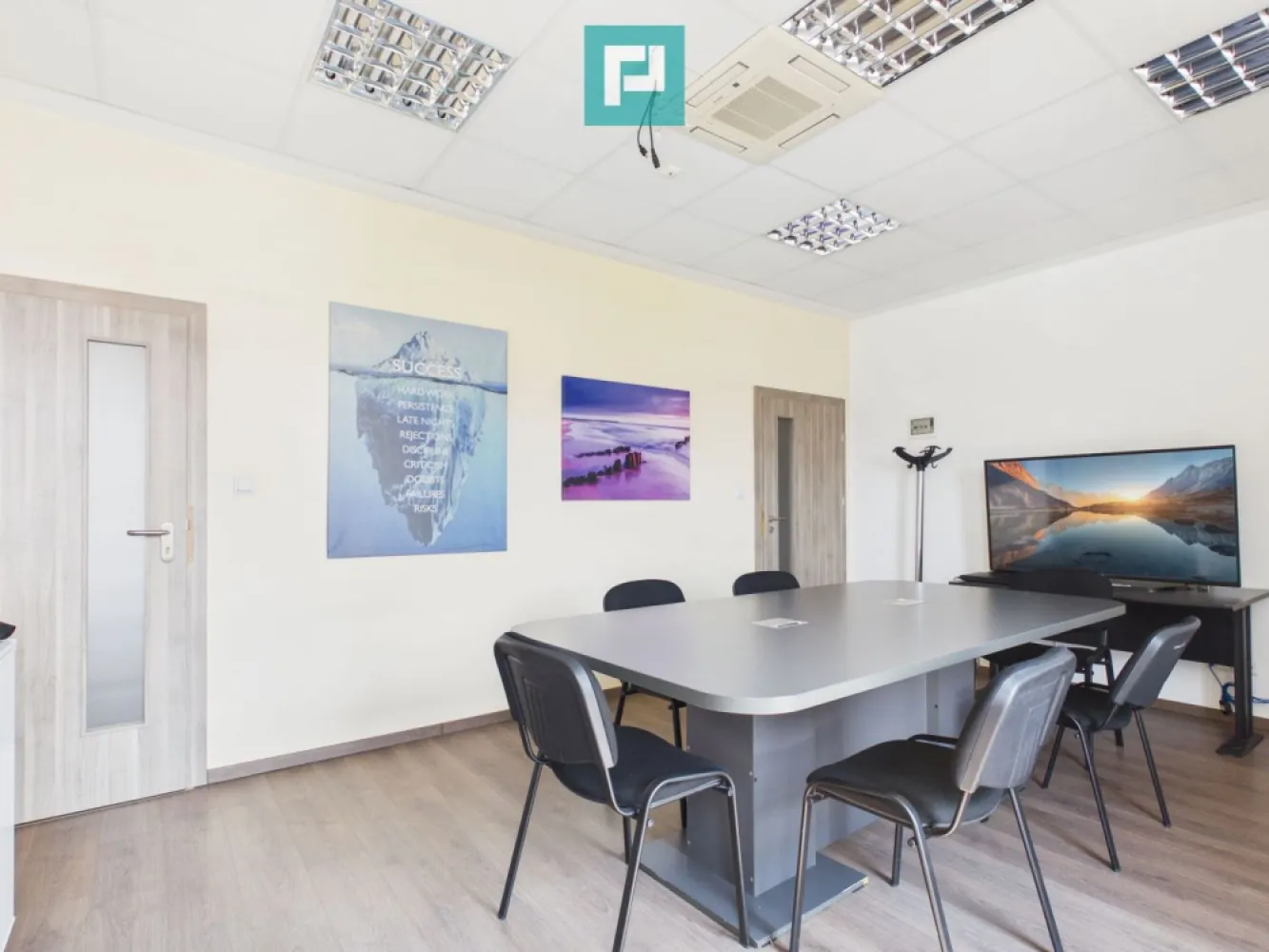Spatiu Birou, 24mp, Zona Micalaca - Un spațiu de birou generos, ideal pentru companii care caută confort și funcționalitate într-un mediu modern. Suprafața amplă permite organizarea eficientă a zonelor de lucru, fie că este vorba de birouri open-space sau compartimentări individuale. Lumina naturală abundentă creează o atmosferă plăcută și productivă, completată de finisaje de calitate și design contemporan.

Spațiul beneficiază de dotări esențiale precum aer condiționat, sistem de încălzire eficient, conexiuni rapide la internet și infrastructură pregătită pentru echipamente IT. Accesul facil, proximitatea față de mijloacele de transport și disponibilitatea locurilor de parcare adaugă un plus de valoare.

Ideal pentru firme în dezvoltare sau echipe care își doresc un mediu de lucru aerisit, bine organizat și reprezentativ.