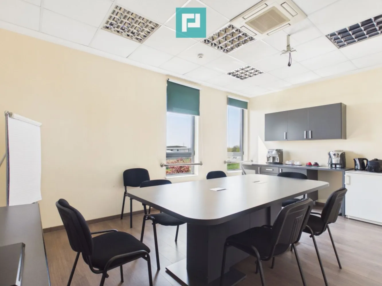 Spatiu Birou, 24mp, Zona Micalaca - Un spațiu de birou generos, ideal pentru companii care caută confort și funcționalitate într-un mediu modern. Suprafața amplă permite organizarea eficientă a zonelor de lucru, fie că este vorba de birouri open-space sau compartimentări individuale. Lumina naturală abundentă creează o atmosferă plăcută și productivă, completată de finisaje de calitate și design contemporan.

Spațiul beneficiază de dotări esențiale precum aer condiționat, sistem de încălzire eficient, conexiuni rapide la internet și infrastructură pregătită pentru echipamente IT. Accesul facil, proximitatea față de mijloacele de transport și disponibilitatea locurilor de parcare adaugă un plus de valoare.

Ideal pentru firme în dezvoltare sau echipe care își doresc un mediu de lucru aerisit, bine organizat și reprezentativ.