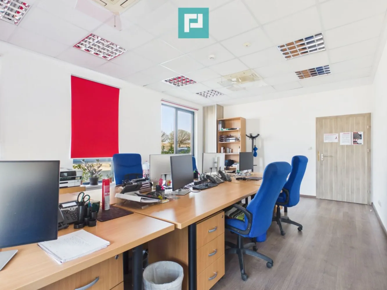 Spatiu Birou, 33mp, Zona Micalaca - Un spațiu de birou generos, ideal pentru companii care caută confort și funcționalitate într-un mediu modern. Suprafața amplă permite organizarea eficientă a zonelor de lucru, fie că este vorba de birouri open-space sau compartimentări individuale. Lumina naturală abundentă creează o atmosferă plăcută și productivă, completată de finisaje de calitate și design contemporan.

Spațiul beneficiază de dotări esențiale precum aer condiționat, sistem de încălzire eficient, conexiuni rapide la internet și infrastructură pregătită pentru echipamente IT. Accesul facil, proximitatea față de mijloacele de transport și disponibilitatea locurilor de parcare adaugă un plus de valoare.

Ideal pentru firme în dezvoltare sau echipe care își doresc un mediu de lucru aerisit, bine organizat și reprezentativ.
