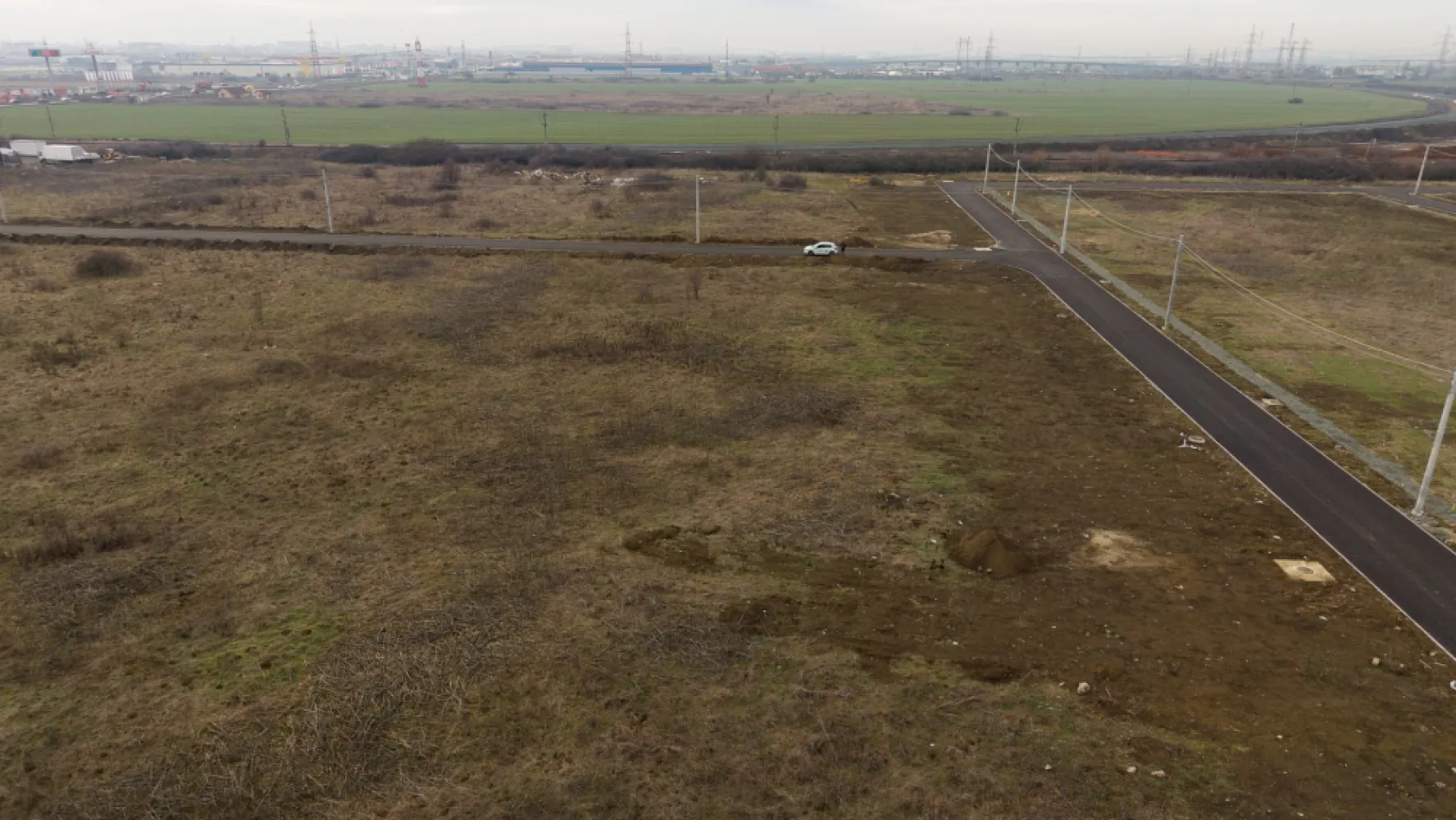 Teren intravilan de 605 mp în Vladimirescu - Teren intravilan de 605 mp în Vladimirescu

PropertyLab vă propune spre vânzare un teren intravilan excelent poziționat, situat în Vladimirescu, pe Strada Berna, într-o zonă rezidențială apreciată, cu acces rapid către Arad.

Cu o suprafață de 605 mp și front stradal de 17 ml, terenul oferă condiții ideale pentru construirea unei case individuale sau pentru o investiție sigură, într-o zonă cu dezvoltare constantă.

Caracteristici:
-605 mp teren intravilan
-Front stradal generos – 17 ml
-Acces direct din drum asfaltat
-Utilități în zonă
-Zonă cu case noi și potențial ridicat de creștere

De ce să alegi acest teren:
-Locație liniștită, dar foarte bine conectată la Arad
-Parcelă ideală pentru proiect rezidențial modern
-Investiție într-o zonă în continuă dezvoltare
-Raport excelent între poziționare, suprafață și potențial

Construiește acum sau investește inteligent într-o zonă cu viitor!

Pentru informații suplimentare și programarea unei vizionări, va rog sa ma contactati:

Andreea Covaci
Consultant Imobiliar PropertyLab
+40751479311

CP2812546