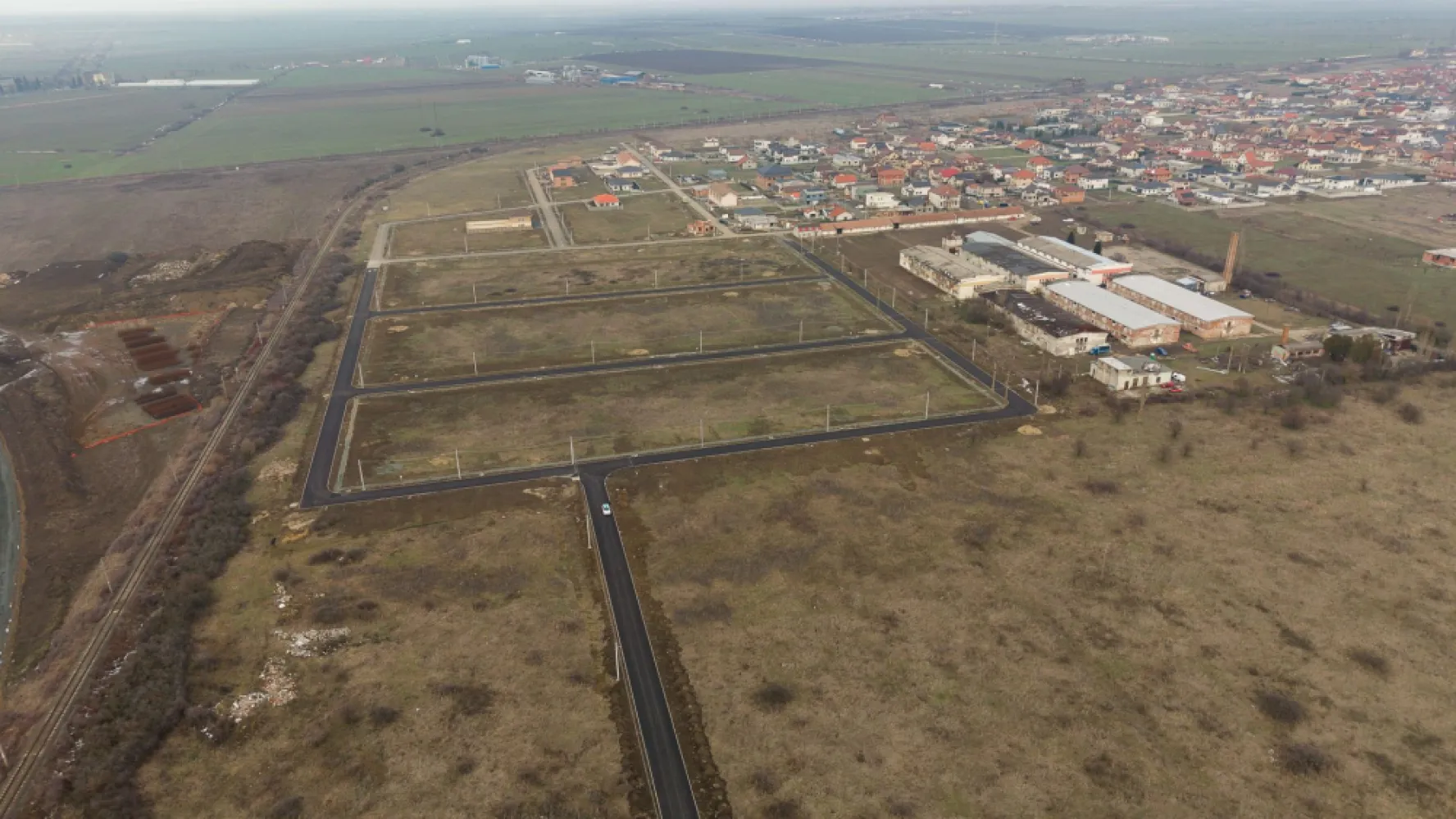 Teren intravilan de 606 mp în Vladimirescu - Teren intravilan de 606 mp în Vladimirescu

PropertyLab vă propune spre vânzare un teren intravilan excelent poziționat, situat în Vladimirescu, pe Strada Berna, într-o zonă rezidențială apreciată, cu acces rapid către Arad.

Cu o suprafață de 606 mp și front stradal de 17 ml, terenul oferă condiții ideale pentru construirea unei case individuale sau pentru o investiție sigură, într-o zonă cu dezvoltare constantă.

Caracteristici:
-606 mp teren intravilan
-Front stradal generos – 17 ml
-Acces direct din drum asfaltat
-Utilități în zonă
-Zonă cu case noi și potențial ridicat de creștere

De ce să alegi acest teren:
-Locație liniștită, dar foarte bine conectată la Arad
-Parcelă ideală pentru proiect rezidențial modern
-Investiție într-o zonă în continuă dezvoltare
-Raport excelent între poziționare, suprafață și potențial

 Construiește acum sau investește inteligent într-o zonă cu viitor!

Pentru informații suplimentare și programarea unei vizionări va rog sa ma contactati:

Andreea Covaci
Consultant Imobiliar PropertyLab
+40751479311

CP2812535