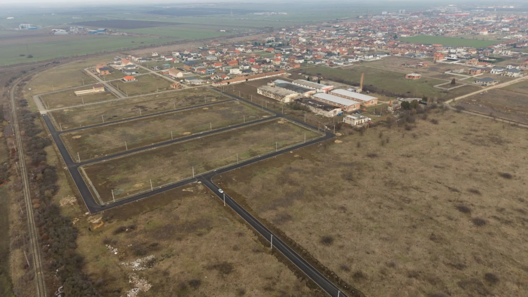 Teren intravilan de 606 mp în Vladimirescu - Teren intravilan de 606 mp în Vladimirescu

PropertyLab vă propune spre vânzare un teren intravilan excelent poziționat, situat în Vladimirescu, pe Strada Berna, într-o zonă rezidențială apreciată, cu acces rapid către Arad.

Cu o suprafață de 606 mp și front stradal de 17 ml, terenul oferă condiții ideale pentru construirea unei case individuale sau pentru o investiție sigură, într-o zonă cu dezvoltare constantă.

Caracteristici:
-606 mp teren intravilan
-Front stradal generos – 17 ml
-Acces direct din drum asfaltat
-Utilități în zonă
-Zonă cu case noi și potențial ridicat de creștere

De ce să alegi acest teren:
-Locație liniștită, dar foarte bine conectată la Arad
-Parcelă ideală pentru proiect rezidențial modern
-Investiție într-o zonă în continuă dezvoltare
-Raport excelent între poziționare, suprafață și potențial

 Construiește acum sau investește inteligent într-o zonă cu viitor!

Pentru informații suplimentare și programarea unei vizionări va rog sa ma contactati:

Andreea Covaci
Consultant Imobiliar PropertyLab
+40751479311

CP2812535