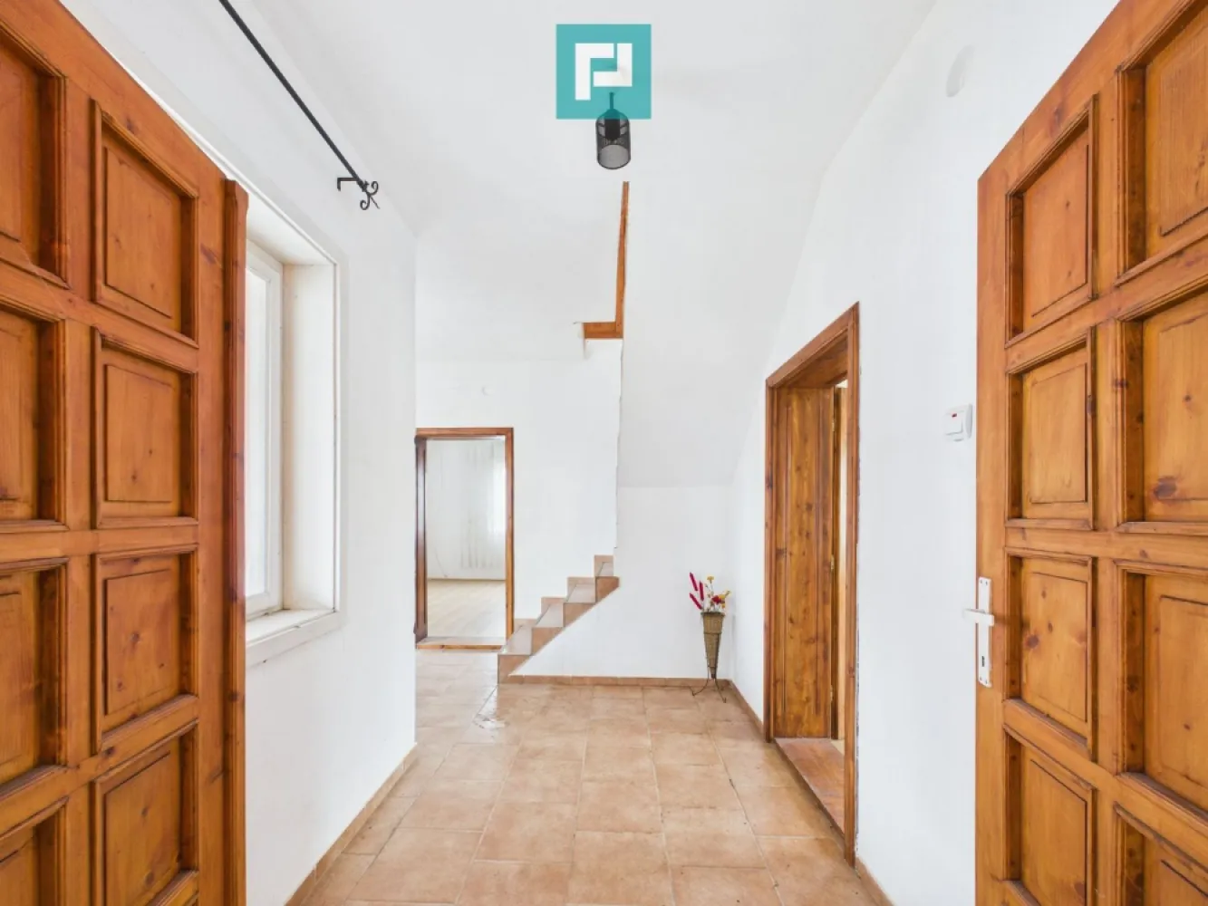 Casă modernă P+1, cu magazin, lângă orașul Sebiș - PROPERTY LAB vă prezintă spre vânzare:

Casă spațioasă cu teren generos și magazin alimentar funcțional

Situată la doar 2 km de orașul Sebiș, județul Arad

Vă propunem spre vânzare o proprietate deosebită, situată pe colț de stradă, cu două fronturi stradale, ideală atât pentru locuință, cât și pentru investiție.

 Teren: 1.439 mp
 An construcție: 2012
 Structură: BCA
 Regim de înălțime: P + 1 (etaj nefinalizat)
 Casa nu a fost locuită niciodată

 Caracteristici proprietate:

 Casă construită integral din BCA
 Curte betonată
 Pivniță
 Ușă intrare termopan
 Ferestre și uși interioare din lemn
 Structură tavan între parter și etaj: grinzi din lemn
 Parter: lavabil, gresie, parchet laminat, sobe de teracotă
 Mobilată parțial
 Termen de eliberare: 1 lună

 Compartimentare:

Parter:
Hol generos cu dressing
5 camere
1 baie
1 bucătărie
Etaj 1 (nefinalizat):
3 dormitoare

 Anexă cu magazin alimentar în funcțiune

În partea din spate a proprietății se află o anexă din BCA, formată din 2 încăperi, în care funcționează în prezent un magazin alimentar.
 Afacerea poate fi preluată de noii proprietari
 Oportunitate excelentă pentru venit suplimentar

 Utilități:

Apă curentă
Energie electrică în regim trifazic
Încălzire cu teracote

 Beneficii:

 Teren mare
 Poziție excelentă – colț de stradă
 Două fronturi stradale
 Potrivită pentru locuință + afacere
 Potențial ridicat de dezvoltare

Sper că această propunere îndeplinește așteptările dumneavoastră. Dacă aveți nevoie de modificări sau adăugiri, vă stau la dispoziție!

Claudiu Coșeri - Consultant Imobiliar Propertylab
Telefon: 0741 406 291

CP2809796