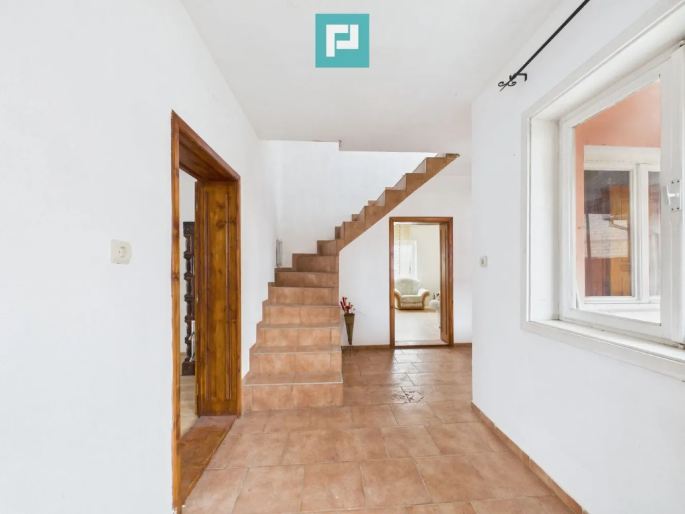 Casă modernă P+1, cu magazin, lângă orașul Sebiș - PROPERTY LAB vă prezintă spre vânzare:

Casă spațioasă cu teren generos și magazin alimentar funcțional

Situată la doar 2 km de orașul Sebiș, județul Arad

Vă propunem spre vânzare o proprietate deosebită, situată pe colț de stradă, cu două fronturi stradale, ideală atât pentru locuință, cât și pentru investiție.

 Teren: 1.439 mp
 An construcție: 2012
 Structură: BCA
 Regim de înălțime: P + 1 (etaj nefinalizat)
 Casa nu a fost locuită niciodată

 Caracteristici proprietate:

 Casă construită integral din BCA
 Curte betonată
 Pivniță
 Ușă intrare termopan
 Ferestre și uși interioare din lemn
 Structură tavan între parter și etaj: grinzi din lemn
 Parter: lavabil, gresie, parchet laminat, sobe de teracotă
 Mobilată parțial
 Termen de eliberare: 1 lună

 Compartimentare:

Parter:
Hol generos cu dressing
5 camere
1 baie
1 bucătărie
Etaj 1 (nefinalizat):
3 dormitoare

 Anexă cu magazin alimentar în funcțiune

În partea din spate a proprietății se află o anexă din BCA, formată din 2 încăperi, în care funcționează în prezent un magazin alimentar.
 Afacerea poate fi preluată de noii proprietari
 Oportunitate excelentă pentru venit suplimentar

 Utilități:

Apă curentă
Energie electrică în regim trifazic
Încălzire cu teracote

 Beneficii:

 Teren mare
 Poziție excelentă – colț de stradă
 Două fronturi stradale
 Potrivită pentru locuință + afacere
 Potențial ridicat de dezvoltare

Sper că această propunere îndeplinește așteptările dumneavoastră. Dacă aveți nevoie de modificări sau adăugiri, vă stau la dispoziție!

Claudiu Coșeri - Consultant Imobiliar Propertylab
Telefon: 0741 406 291

CP2809796
