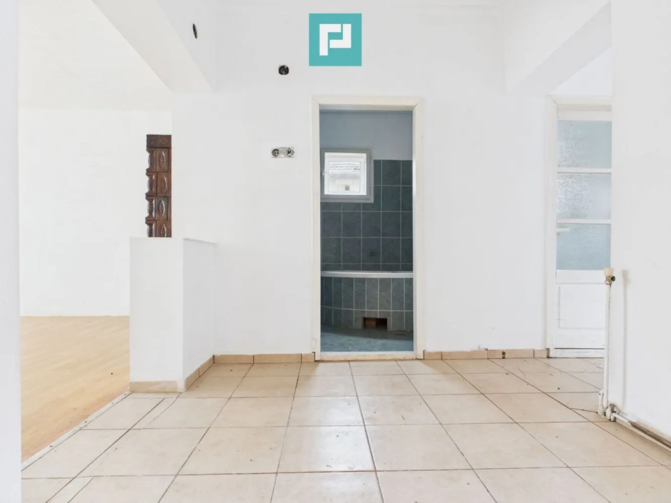 Casă modernă P+1, cu magazin, lângă orașul Sebiș - PROPERTY LAB vă prezintă spre vânzare:

Casă spațioasă cu teren generos și magazin alimentar funcțional

Situată la doar 2 km de orașul Sebiș, județul Arad

Vă propunem spre vânzare o proprietate deosebită, situată pe colț de stradă, cu două fronturi stradale, ideală atât pentru locuință, cât și pentru investiție.

 Teren: 1.439 mp
 An construcție: 2012
 Structură: BCA
 Regim de înălțime: P + 1 (etaj nefinalizat)
 Casa nu a fost locuită niciodată

 Caracteristici proprietate:

 Casă construită integral din BCA
 Curte betonată
 Pivniță
 Ușă intrare termopan
 Ferestre și uși interioare din lemn
 Structură tavan între parter și etaj: grinzi din lemn
 Parter: lavabil, gresie, parchet laminat, sobe de teracotă
 Mobilată parțial
 Termen de eliberare: 1 lună

 Compartimentare:

Parter:
Hol generos cu dressing
5 camere
1 baie
1 bucătărie
Etaj 1 (nefinalizat):
3 dormitoare

 Anexă cu magazin alimentar în funcțiune

În partea din spate a proprietății se află o anexă din BCA, formată din 2 încăperi, în care funcționează în prezent un magazin alimentar.
 Afacerea poate fi preluată de noii proprietari
 Oportunitate excelentă pentru venit suplimentar

 Utilități:

Apă curentă
Energie electrică în regim trifazic
Încălzire cu teracote

 Beneficii:

 Teren mare
 Poziție excelentă – colț de stradă
 Două fronturi stradale
 Potrivită pentru locuință + afacere
 Potențial ridicat de dezvoltare

Sper că această propunere îndeplinește așteptările dumneavoastră. Dacă aveți nevoie de modificări sau adăugiri, vă stau la dispoziție!

Claudiu Coșeri - Consultant Imobiliar Propertylab
Telefon: 0741 406 291

CP2809796
