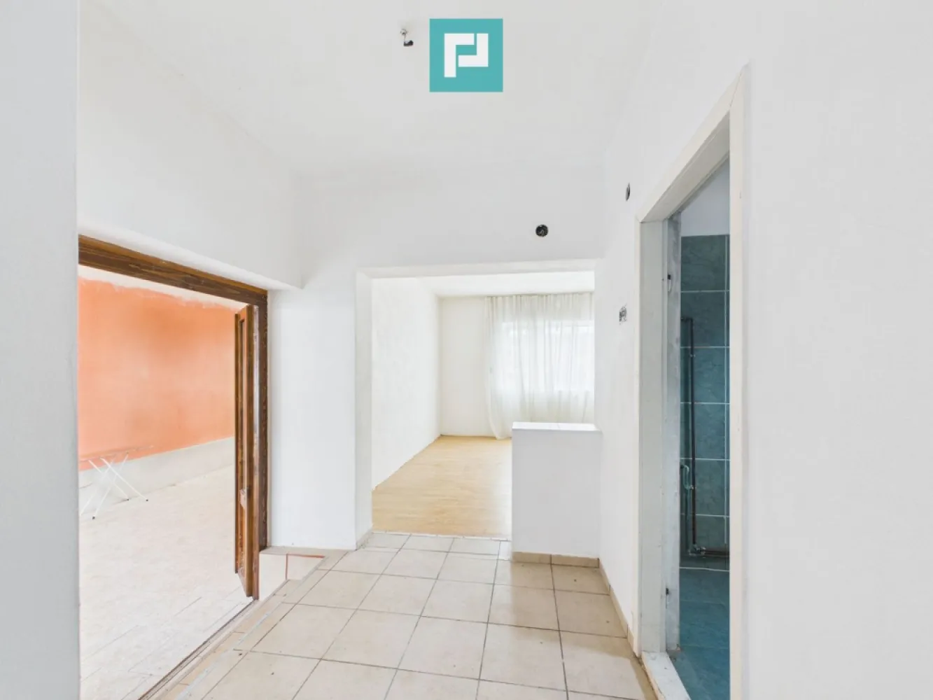 Casă modernă P+1, cu magazin, lângă orașul Sebiș - PROPERTY LAB vă prezintă spre vânzare:

Casă spațioasă cu teren generos și magazin alimentar funcțional

Situată la doar 2 km de orașul Sebiș, județul Arad

Vă propunem spre vânzare o proprietate deosebită, situată pe colț de stradă, cu două fronturi stradale, ideală atât pentru locuință, cât și pentru investiție.

 Teren: 1.439 mp
 An construcție: 2012
 Structură: BCA
 Regim de înălțime: P + 1 (etaj nefinalizat)
 Casa nu a fost locuită niciodată

 Caracteristici proprietate:

 Casă construită integral din BCA
 Curte betonată
 Pivniță
 Ușă intrare termopan
 Ferestre și uși interioare din lemn
 Structură tavan între parter și etaj: grinzi din lemn
 Parter: lavabil, gresie, parchet laminat, sobe de teracotă
 Mobilată parțial
 Termen de eliberare: 1 lună

 Compartimentare:

Parter:
Hol generos cu dressing
5 camere
1 baie
1 bucătărie
Etaj 1 (nefinalizat):
3 dormitoare

 Anexă cu magazin alimentar în funcțiune

În partea din spate a proprietății se află o anexă din BCA, formată din 2 încăperi, în care funcționează în prezent un magazin alimentar.
 Afacerea poate fi preluată de noii proprietari
 Oportunitate excelentă pentru venit suplimentar

 Utilități:

Apă curentă
Energie electrică în regim trifazic
Încălzire cu teracote

 Beneficii:

 Teren mare
 Poziție excelentă – colț de stradă
 Două fronturi stradale
 Potrivită pentru locuință + afacere
 Potențial ridicat de dezvoltare

Sper că această propunere îndeplinește așteptările dumneavoastră. Dacă aveți nevoie de modificări sau adăugiri, vă stau la dispoziție!

Claudiu Coșeri - Consultant Imobiliar Propertylab
Telefon: 0741 406 291

CP2809796