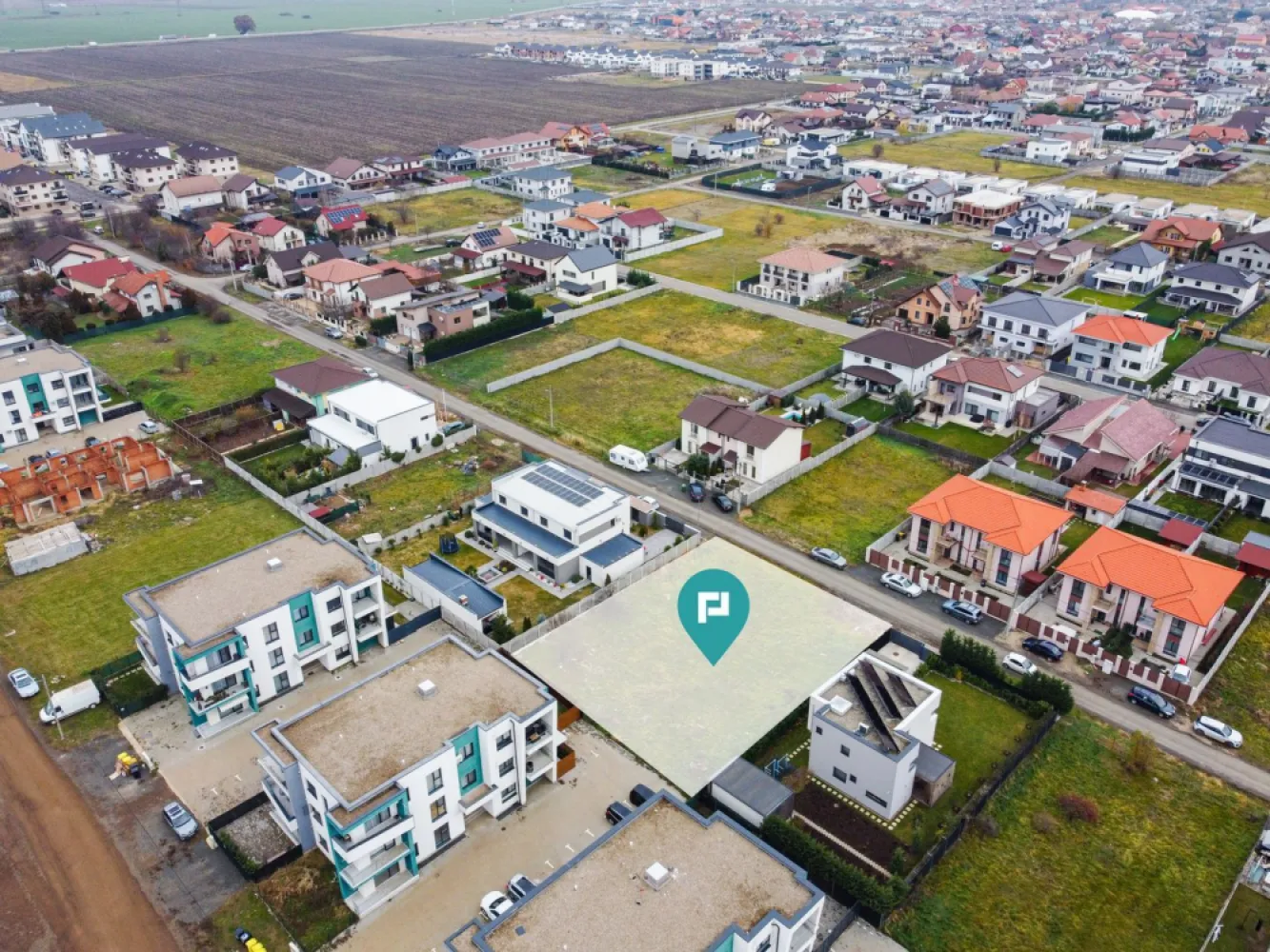 Teren comercial de 941mp, Dumbrăvița - Acest teren intravilan este amplasat într-o zonă de top, ideală pentru diverse proiecte de dezvoltare urbană. Certificatul de urbanism existent permite multiple destinații:

Comercial: Spații pentru comerț, sedii de firmă, birouri
Instituțional: Grădinițe, centre educaționale, instituții publice
Alimentație publică: Restaurante, cafenele
Cultural: Spații pentru evenimente și activități artistice

Regim de înălțime admis: P+2E

Suprafață: 941 mp
Front stradal generos: 28,50 m
Toate utilitățile disponibile:apă, gaz, curent electric, drum asfaltat

Zona este complet dezvoltată, cu o infrastructură modernă și cu vecinătăți construite, ceea ce asigură un cadru atractiv pentru orice tip de investiție.

De ce să alegi acest teren?
Localizare excelentă:Acces rapid la puncte de interes
Versatilitate:Potrivit pentru proiecte variate, de la rezidențial la comercial
Utilități complete: Gata pentru construcție

Public țintă: Dezvoltatori imobiliari, investitori, antreprenori sau familii care doresc să construiască într-o zonă de prestigiu.

Contactează-mă acum pentru detalii sau pentru a programa o vizionare!

Dina Driment – Consultant Imobiliar Property Lab

telefon : 0721 869 140

e-mail : dina.driment@propertylab.ro

CP2786121