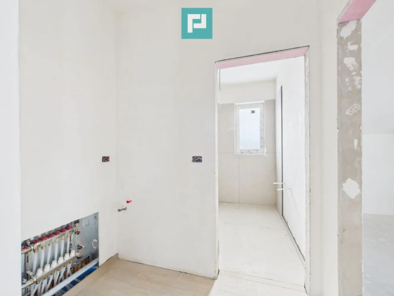 Apartament la mansardă Freidorf lângă ShoppingCity - Apartament modern cu 2 camere la mansardă – lângă Shopping City Timișoara

Aflat la mansardă, acest apartament modest de 50,05 mp utili (63,20 mp construiți) te cucerește prin conceptul open space și spațiile generoase, oferind o atmosferă caldă, luminoasă și primitoare.

 Avantaje cheie:

Iluminat natural excelent, care creează o stare de bine 

Design modern, ideal pentru tineri sau cupluri care apreciază confortul

Locație excelentă, aproape de Shopping City Timișoara – tot ce ai nevoie, la doar câțiva pași

Prețul include TVA și un loc de parcare privat 

Un apartament ideal pentru cei care caută intimitate, stil și accesibilitate într-o zonă dinamică a orașului!

Consultant imobiliar : Laurențiu Caraman

Telefon : 0721824896

Email : laurențiu.caraman@propertylab.ro

CP 2785927