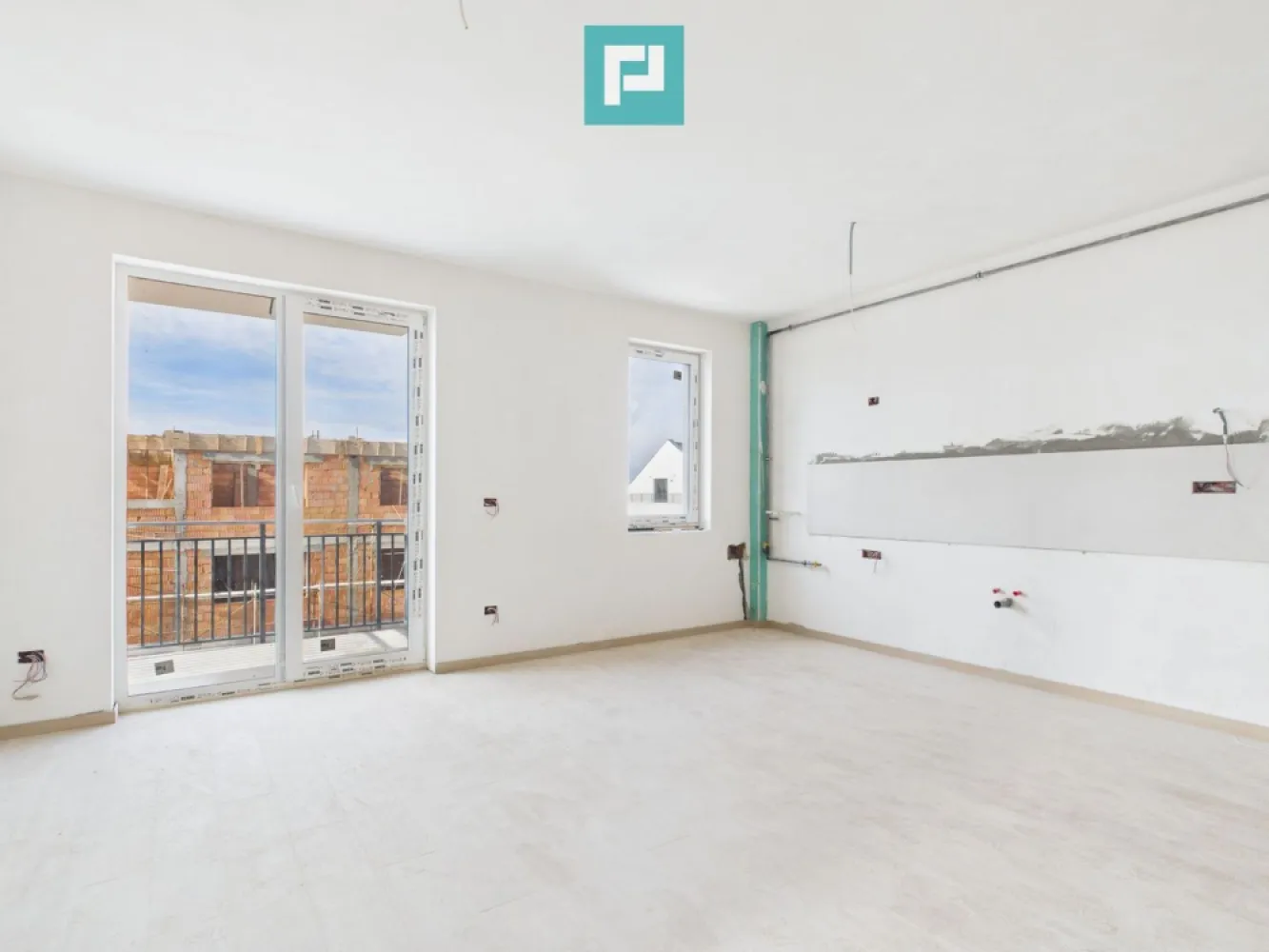 Apartament la mansardă Freidorf lângă ShoppingCity - Apartament modern cu 2 camere la mansardă – lângă Shopping City Timișoara

Aflat la mansardă, acest apartament modest de 50,05 mp utili (63,20 mp construiți) te cucerește prin conceptul open space și spațiile generoase, oferind o atmosferă caldă, luminoasă și primitoare.

 Avantaje cheie:

Iluminat natural excelent, care creează o stare de bine 

Design modern, ideal pentru tineri sau cupluri care apreciază confortul

Locație excelentă, aproape de Shopping City Timișoara – tot ce ai nevoie, la doar câțiva pași

Prețul include TVA și un loc de parcare privat 

Un apartament ideal pentru cei care caută intimitate, stil și accesibilitate într-o zonă dinamică a orașului!

Consultant imobiliar : Laurențiu Caraman

Telefon : 0721824896

Email : laurențiu.caraman@propertylab.ro

CP 2785927