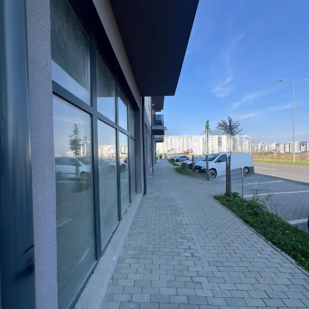 Spațiu comercial premium de vânzare – 140 mp – lângă Dedeman - O oportunitate excelentă pentru afacerea ta, într-o zonă cu trafic intens și vizibilitate maximă!&nbsp;Suprafață: 140 mpSe predă la alb – ideal pentru personalizareVitrine mari din termopan la strada principală2 intrări (față + spate)Înălțime 5 m – potrivit pentru multiple activități comerciale4 locuri de parcare în față + parcare comună în spateDotări: centrală termică proprie cu calorifere, gaz, baie, vestiar&nbsp;Amplasament strategic: lângă magazinul Dedeman, la parterul unui bloc nou, într-o zonă cu vad excelent și acces rapid.&nbsp; Preț vânzare: 340.000 € Ideal pentru: showroom, magazin, clinică medicală, farmacie, cafenea, birouri sau alte activități comerciale.