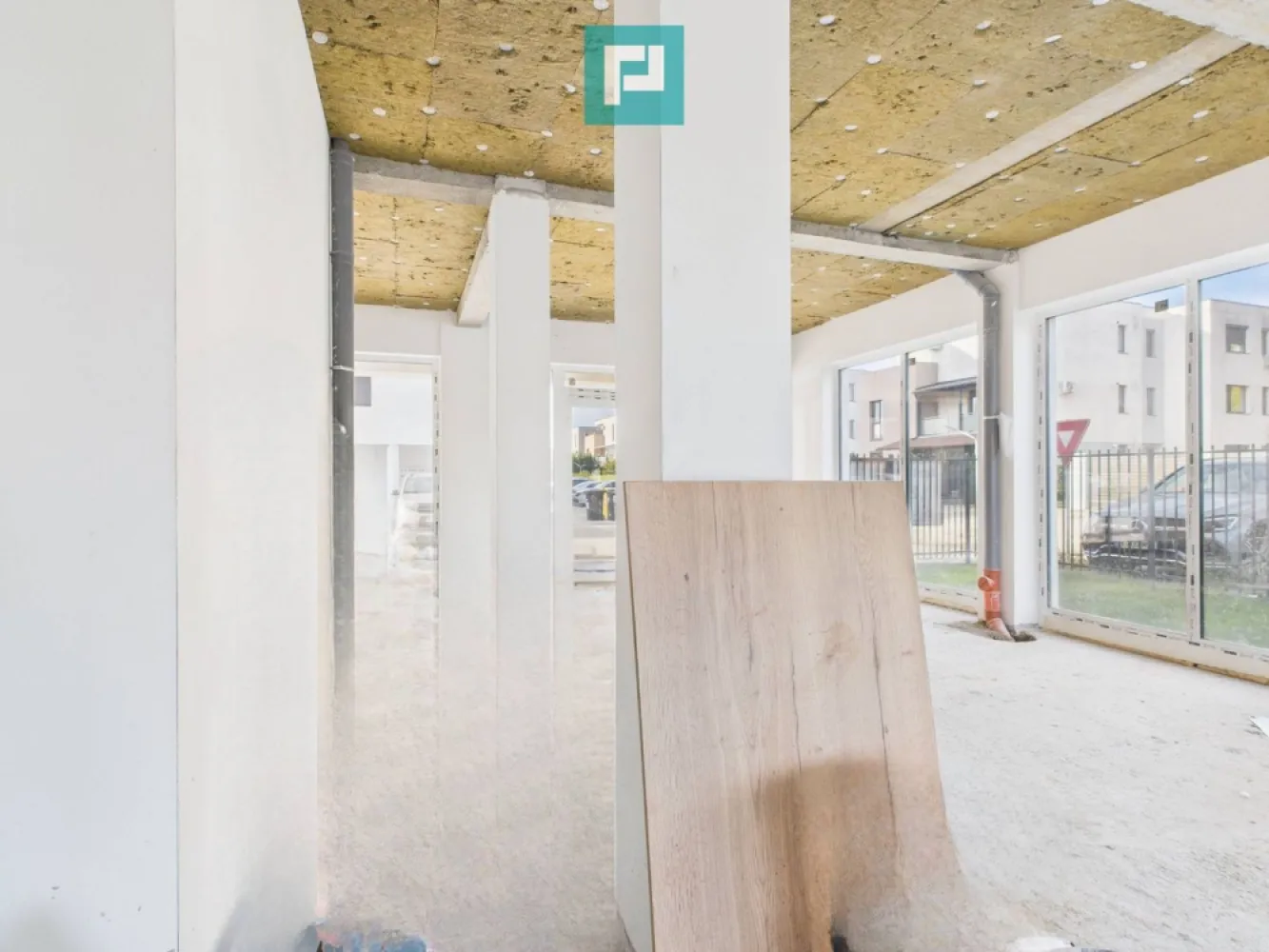 Spațiu comercial 83 mp - lângă Shopping City - Spațiu comercial de vis, cu terasă privată – in Freidorf lângă Shopping City Timișoara
Ești în căutarea unui spațiu care să îți pună în valoare afacerea?
Îți dorești un spațiu unde să-ți aduci ideile la viață și să-l personalizezi exact cum îți imaginezi afacerea? 
Acest spațiu comercial (SAD) la parter, nefinalizat, îți oferă tocmai această libertate!

Cu o suprafață utilă de 83 mp și 153,54 mp suprafață totală, spațiul include:

spațiu comercial generos, luminos și primitor

hol de 3,25 mp

baie proprie

terasă / grădină privată – locul perfect pentru relaxare sau pentru clienți 

 Avantaje cheie:

Iluminat natural excelent, pentru un ambient plăcut

Amplasare strategică, lângă zona Shopping City Timișoara, cu acces rapid și vizibilitate crescută

Loc de parcare inclus în preț 

Spațiu nefinalizat, gata să fie adaptat după nevoile și stilul afacerii tale

Acest spațiu este ideal pentru:

birou modern 

salon sau cabinet de înfrumusețare 

magazin sau cafenea 

orice alt concept creativ care are nevoie de locul potrivit pentru a prinde viață

Consultant imobiliar : Laurentiu Caraman

Telefon : 0721824896

Email : laurentiu.caraman@propertylab.ro

CP 2776886