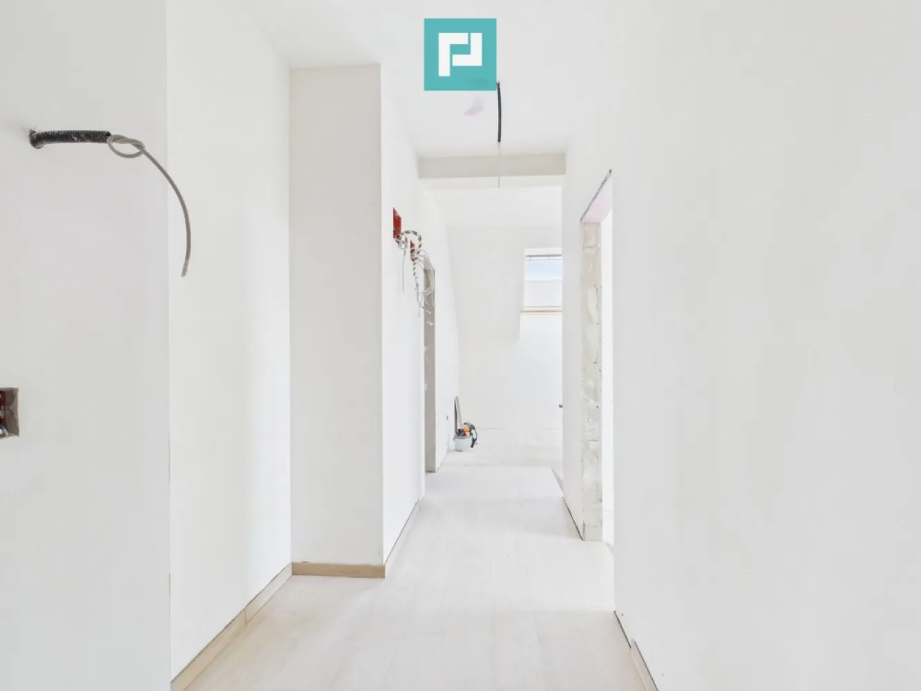 Apartament 54 mp spațios la mansardă în Freidorf - Apartament nou, modern și spațios la mansardă – spațiu generos și confortabil, lângă Shopping City Timișoara

 Pentru cei care caută un apartament generos, luminos și plin de confort, recomandăm acest apartament open space situat la mansardă, cu o suprafață desfășurată de 54,73 mp și o suprafață construită de 66,30 mp.

 Designul deschis oferă o atmosferă aerisită și modernă, perfectă pentru relaxare sau pentru amenajări creative.

 Amplasarea în apropierea Shopping City Timișoara aduce un plus de confort – acces rapid la centre comerciale, restaurante și transport.

 Ideal pentru tineri, cupluri sau investitori care își doresc un apartament primitor într-o zonă în plină dezvoltare.

 Consultant imobiliar : Laurentiu Caraman

 Telefon : 0721824896

 Email : laurentiu.caraman@propertylab.ro

 CP 2770051