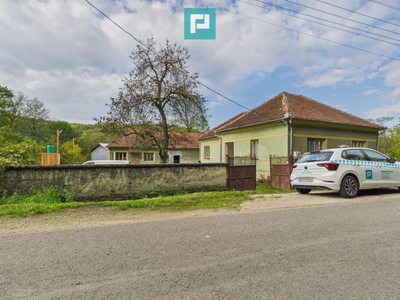 Casă cu teren generos Vărădia de Mureș - Stejar - Vă prezint spre vânzare o proprietate impresionantă pe Valea Mureșului – Vărădia de Mureș, sat Stejar 

Descoperă o proprietate de excepție situată într-una dintre cele mai frumoase zone ale Văii Mureșului – localitatea Vărădia de Mureș - Stejar.
Această proprietate oferă o combinație perfectă între spațiu, confort, funcționalitate și priveliște panoramică asupra peisajului natural al zonei.

 Detalii proprietate:

Suprafață totală teren: 10.439 mp

Suprafață construită casă: 350 mp

Suprafață utilă casă: 250 mp

6 camere spațioase și luminoase

2 băi

1 bucătărie

1 hol generos

1 încăpere afumătoare

1 cămară cu urcare la pod

1 pod mare

1 grajd

Supraveghere video

Livadă cu pomi fructiferi

Curte generoasă: 2.000 mp – ideală pentru relaxare, grădină sau activități recreative

Hală de depozitare / spațiu tehnic: 100 m² utili

Acces facil, poziționare excelentă, zonă liniștită și sigură

Ideală pentru:

Reședință privată cu intimitate și natură

Pensiune / proprietate turistică

Spațiu comercial, centru de evenimente

Școală, grădiniță sau centru educațional privat

Fermă de agrement sau centru de wellness

Puncte forte:

Vedere panoramică spectaculoasă asupra dealurilor și Văii Mureșului

Construcție solidă

Zonă în plină dezvoltare turistică

Cadru natural deosebit, aer curat și liniște deplină

Locație: Vărădia de Mureș – sat Stejar

Vino să descoperi potențialul acestei proprietăți unice – un loc unde natura, confortul și oportunitatea se întâlnesc în armonie. 

Pentru mai multe detalii și stabilirea unei vizionări asistate, vă stau la dispoziție, la:
Telefon: 0760672985
Email: jeanina.campan@propertylab.ro
Jeanina Câmpan - consultant imobiliar Propertylab

Casă cu teren generos Vărădia de Mureș - Stejar CP2768074