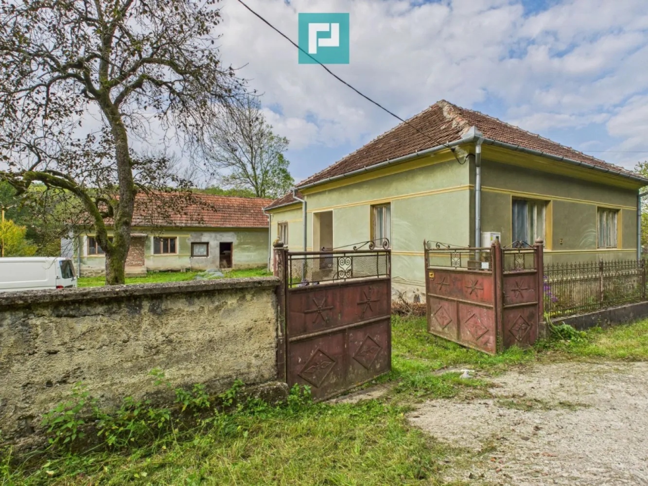 Casă cu teren generos Vărădia de Mureș - Stejar - Vă prezint spre vânzare o proprietate impresionantă pe Valea Mureșului – Vărădia de Mureș, sat Stejar 

Descoperă o proprietate de excepție situată într-una dintre cele mai frumoase zone ale Văii Mureșului – localitatea Vărădia de Mureș - Stejar.
Această proprietate oferă o combinație perfectă între spațiu, confort, funcționalitate și priveliște panoramică asupra peisajului natural al zonei.

 Detalii proprietate:

Suprafață totală teren: 10.439 mp

Suprafață construită casă: 350 mp

Suprafață utilă casă: 250 mp

6 camere spațioase și luminoase

2 băi

1 bucătărie

1 hol generos

1 încăpere afumătoare

1 cămară cu urcare la pod

1 pod mare

1 grajd

Supraveghere video

Livadă cu pomi fructiferi

Curte generoasă: 2.000 mp – ideală pentru relaxare, grădină sau activități recreative

Hală de depozitare / spațiu tehnic: 100 m² utili

Acces facil, poziționare excelentă, zonă liniștită și sigură

Ideală pentru:

Reședință privată cu intimitate și natură

Pensiune / proprietate turistică

Spațiu comercial, centru de evenimente

Școală, grădiniță sau centru educațional privat

Fermă de agrement sau centru de wellness

Puncte forte:

Vedere panoramică spectaculoasă asupra dealurilor și Văii Mureșului

Construcție solidă

Zonă în plină dezvoltare turistică

Cadru natural deosebit, aer curat și liniște deplină

Locație: Vărădia de Mureș – sat Stejar

Vino să descoperi potențialul acestei proprietăți unice – un loc unde natura, confortul și oportunitatea se întâlnesc în armonie. 

Pentru mai multe detalii și stabilirea unei vizionări asistate, vă stau la dispoziție, la:
Telefon: 0760672985
Email: jeanina.campan@propertylab.ro
Jeanina Câmpan - consultant imobiliar Propertylab

Casă cu teren generos Vărădia de Mureș - Stejar CP2768074