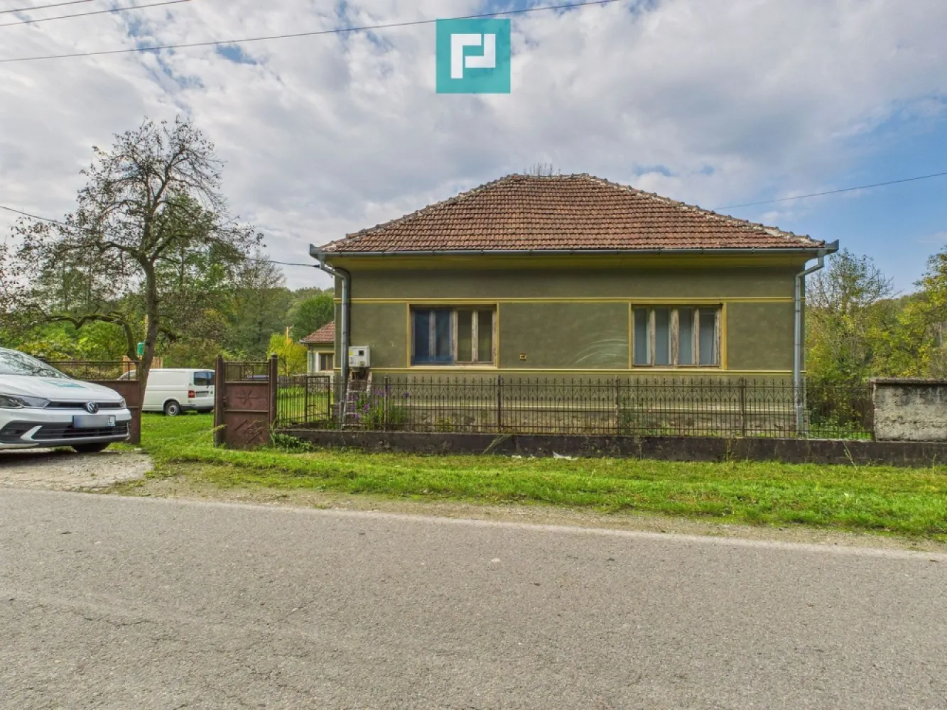 Casă cu teren generos Vărădia de Mureș - Stejar - Vă prezint spre vânzare o proprietate impresionantă pe Valea Mureșului – Vărădia de Mureș, sat Stejar 

Descoperă o proprietate de excepție situată într-una dintre cele mai frumoase zone ale Văii Mureșului – localitatea Vărădia de Mureș - Stejar.
Această proprietate oferă o combinație perfectă între spațiu, confort, funcționalitate și priveliște panoramică asupra peisajului natural al zonei.

 Detalii proprietate:

Suprafață totală teren: 10.439 mp

Suprafață construită casă: 350 mp

Suprafață utilă casă: 250 mp

6 camere spațioase și luminoase

2 băi

1 bucătărie

1 hol generos

1 încăpere afumătoare

1 cămară cu urcare la pod

1 pod mare

1 grajd

Supraveghere video

Livadă cu pomi fructiferi

Curte generoasă: 2.000 mp – ideală pentru relaxare, grădină sau activități recreative

Hală de depozitare / spațiu tehnic: 100 m² utili

Acces facil, poziționare excelentă, zonă liniștită și sigură

Ideală pentru:

Reședință privată cu intimitate și natură

Pensiune / proprietate turistică

Spațiu comercial, centru de evenimente

Școală, grădiniță sau centru educațional privat

Fermă de agrement sau centru de wellness

Puncte forte:

Vedere panoramică spectaculoasă asupra dealurilor și Văii Mureșului

Construcție solidă

Zonă în plină dezvoltare turistică

Cadru natural deosebit, aer curat și liniște deplină

Locație: Vărădia de Mureș – sat Stejar

Vino să descoperi potențialul acestei proprietăți unice – un loc unde natura, confortul și oportunitatea se întâlnesc în armonie. 

Pentru mai multe detalii și stabilirea unei vizionări asistate, vă stau la dispoziție, la:
Telefon: 0760672985
Email: jeanina.campan@propertylab.ro
Jeanina Câmpan - consultant imobiliar Propertylab

Casă cu teren generos Vărădia de Mureș - Stejar CP2768074