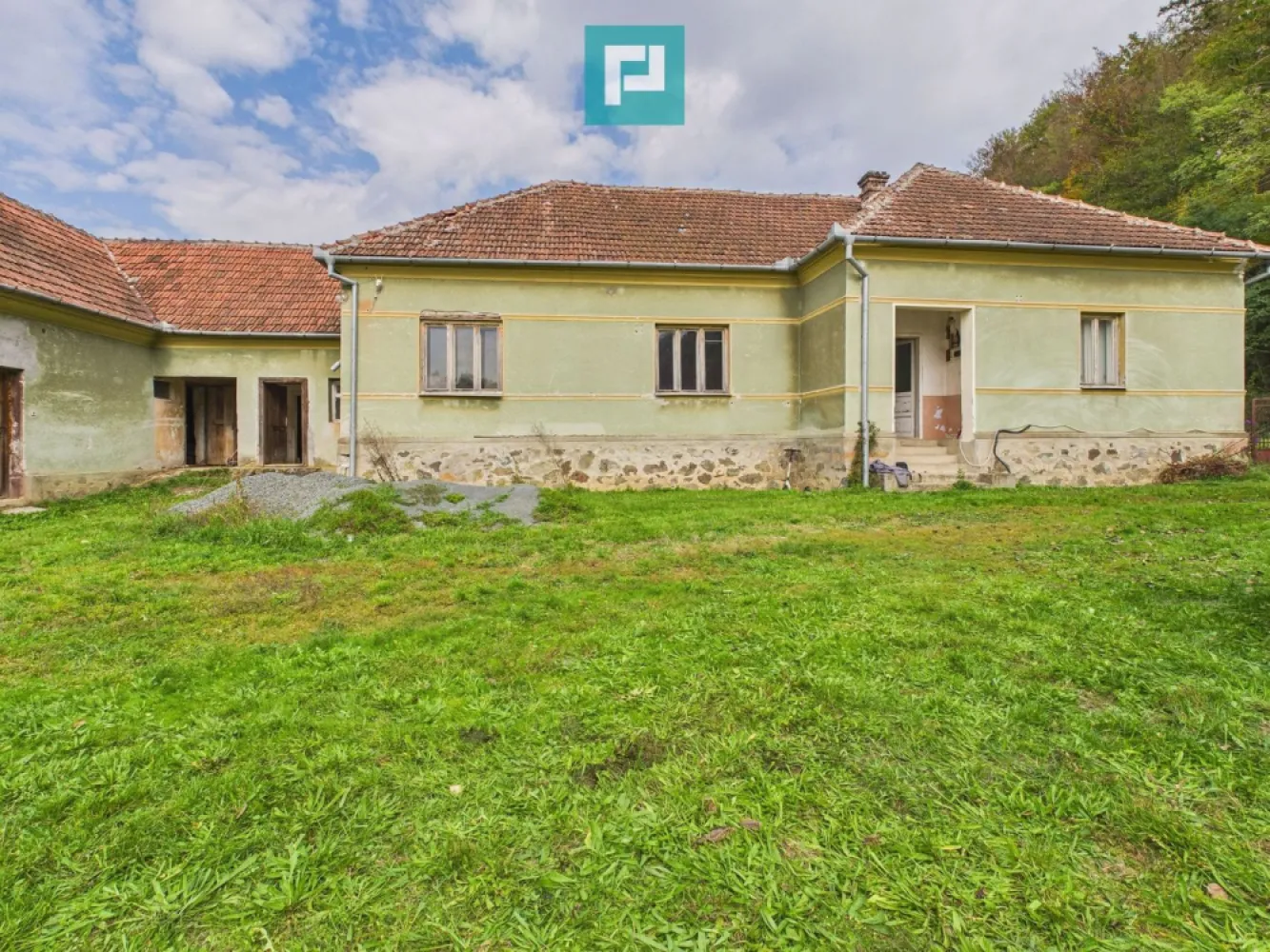 Casă cu teren generos Vărădia de Mureș - Stejar - Vă prezint spre vânzare o proprietate impresionantă pe Valea Mureșului – Vărădia de Mureș, sat Stejar 

Descoperă o proprietate de excepție situată într-una dintre cele mai frumoase zone ale Văii Mureșului – localitatea Vărădia de Mureș - Stejar.
Această proprietate oferă o combinație perfectă între spațiu, confort, funcționalitate și priveliște panoramică asupra peisajului natural al zonei.

 Detalii proprietate:

Suprafață totală teren: 10.439 mp

Suprafață construită casă: 350 mp

Suprafață utilă casă: 250 mp

6 camere spațioase și luminoase

2 băi

1 bucătărie

1 hol generos

1 încăpere afumătoare

1 cămară cu urcare la pod

1 pod mare

1 grajd

Supraveghere video

Livadă cu pomi fructiferi

Curte generoasă: 2.000 mp – ideală pentru relaxare, grădină sau activități recreative

Hală de depozitare / spațiu tehnic: 100 m² utili

Acces facil, poziționare excelentă, zonă liniștită și sigură

Ideală pentru:

Reședință privată cu intimitate și natură

Pensiune / proprietate turistică

Spațiu comercial, centru de evenimente

Școală, grădiniță sau centru educațional privat

Fermă de agrement sau centru de wellness

Puncte forte:

Vedere panoramică spectaculoasă asupra dealurilor și Văii Mureșului

Construcție solidă

Zonă în plină dezvoltare turistică

Cadru natural deosebit, aer curat și liniște deplină

Locație: Vărădia de Mureș – sat Stejar

Vino să descoperi potențialul acestei proprietăți unice – un loc unde natura, confortul și oportunitatea se întâlnesc în armonie. 

Pentru mai multe detalii și stabilirea unei vizionări asistate, vă stau la dispoziție, la:
Telefon: 0760672985
Email: jeanina.campan@propertylab.ro
Jeanina Câmpan - consultant imobiliar Propertylab

Casă cu teren generos Vărădia de Mureș - Stejar CP2768074