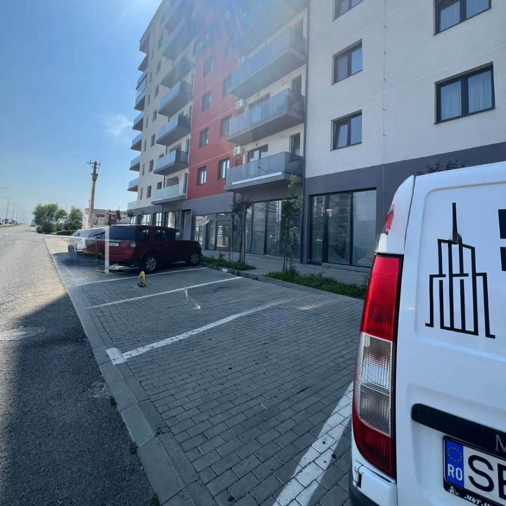 Spațiu comercial premium de vânzare – 140 mp – lângă Dedeman - O oportunitate excelentă pentru afacerea ta, într-o zonă cu trafic intens și vizibilitate maximă!&nbsp;Suprafață: 140 mpSe predă la alb – ideal pentru personalizareVitrine mari din termopan la strada principală2 intrări (față + spate)Înălțime 5 m – potrivit pentru multiple activități comerciale4 locuri de parcare în față + parcare comună în spateDotări: centrală termică proprie cu calorifere, gaz, baie, vestiar&nbsp;Amplasament strategic: lângă magazinul Dedeman, la parterul unui bloc nou, într-o zonă cu vad excelent și acces rapid.&nbsp; Preț vânzare: 340.000 € Ideal pentru: showroom, magazin, clinică medicală, farmacie, cafenea, birouri sau alte activități comerciale.