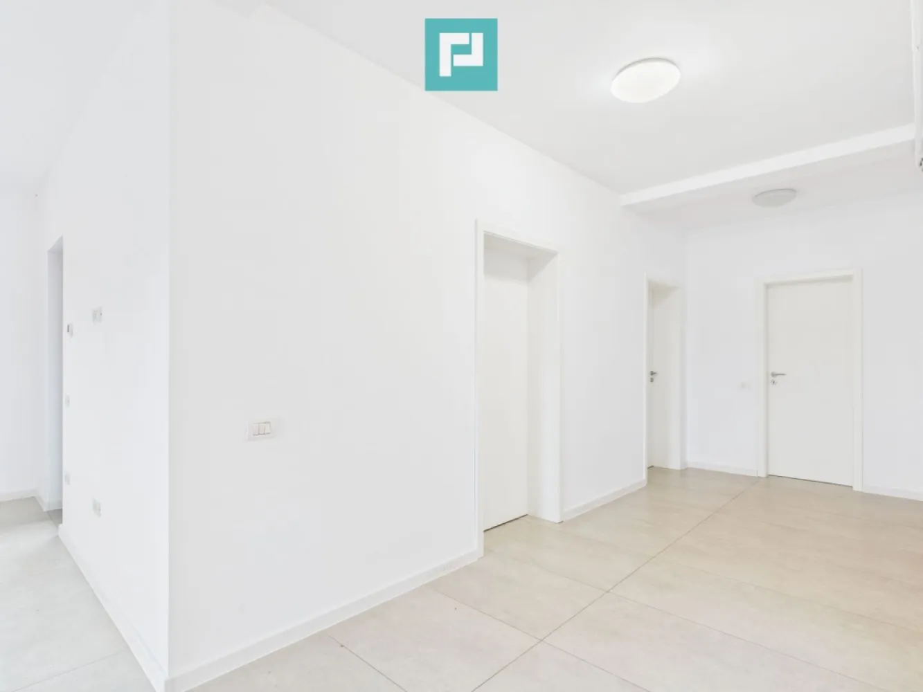 Apartament cu 2 camere, terasă generoasă – Moșnița - Vă prezentăm un apartament modern, situat într-o zonă liniștită și în plină dezvoltare, în Moșnița Veche – în apropiere de Lidl (Drumul Boilor), ideal pentru cei care caută confort, funcționalitate și acces rapid către Timișoara.

Caracteristici:
- Suprafață utilă: 65.7 mp
- Etaj: 2 din 3 – tip SAD
- Terasă spațioasă de 17 mp – ideală pentru relaxare
- Compartimentare practică: living generos + dormitor + dressing
- Centrală proprie, videointerfon
- Clădire nouă, cu finisaje de calitate

Prețul include TVA pentru persoane juridice. 
Pentru persoane fizice, se aplică TVA conform legislației în vigoare.

Se potrivește pentru:
- Cupluri sau familii tinere care caută o locuință aproape de oraș dar într-un cadru aerisit
- Investitori (apartamentul poate fi ușor închiriat)
- Persoane juridice ce doresc un spațiu locativ sau pentru birou într-o zonă bună

Nu rata ocazia de a te muta într-o zonă cu infrastructură bună și vecinătăți civilizate!

Pentru vizionare, contactează-mă! 
Daniela Ianc – PropertyLab 
Tel 0722 375 289 
 daniela.ianc@propertylab.ro 
CP2757870