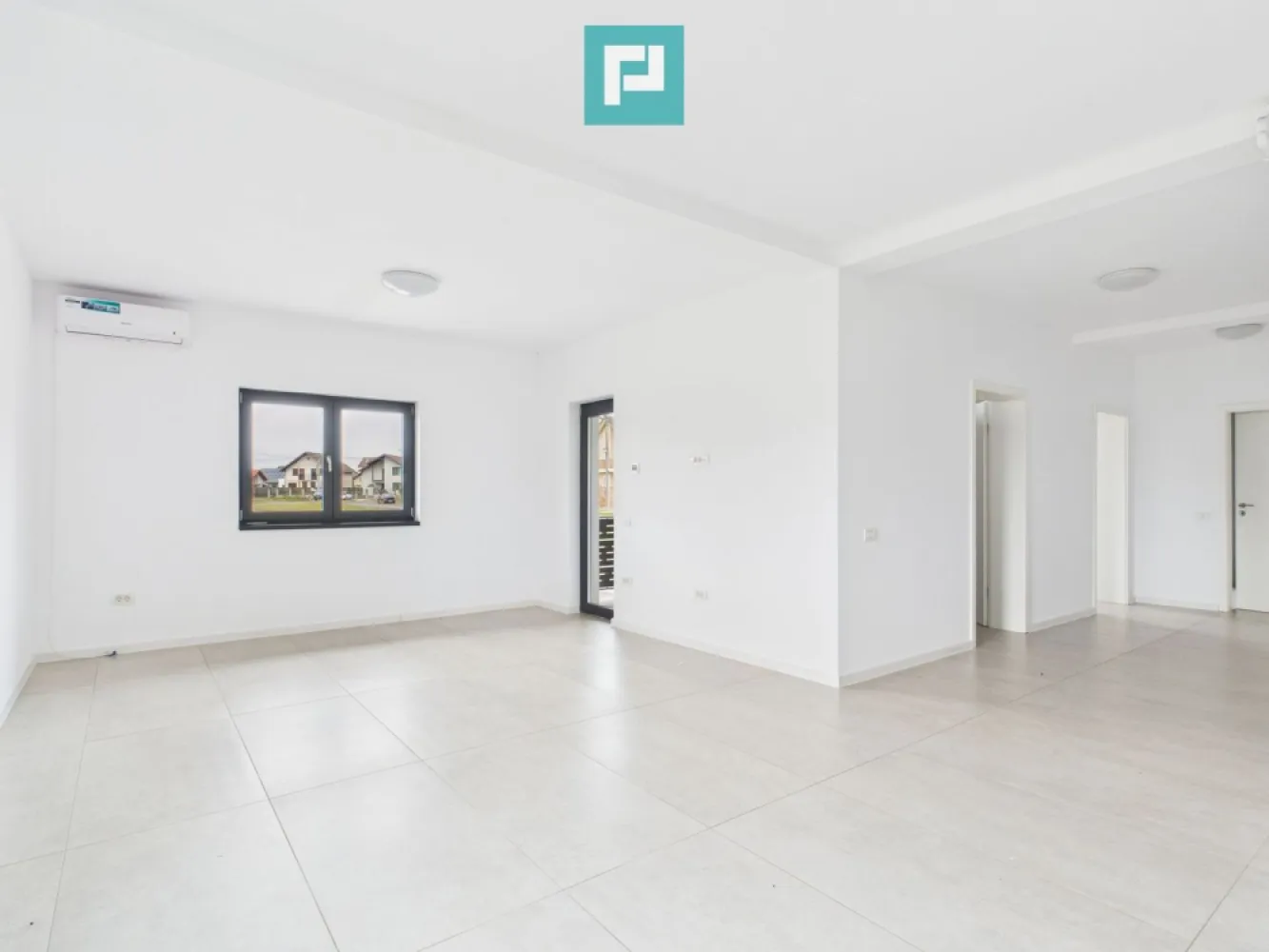 Apartament cu 2 camere, terasă generoasă – Moșnița - Vă prezentăm un apartament modern, situat într-o zonă liniștită și în plină dezvoltare, în Moșnița Veche – în apropiere de Lidl (Drumul Boilor), ideal pentru cei care caută confort, funcționalitate și acces rapid către Timișoara.

Caracteristici:
- Suprafață utilă: 65.7 mp
- Etaj: 2 din 3 – tip SAD
- Terasă spațioasă de 17 mp – ideală pentru relaxare
- Compartimentare practică: living generos + dormitor + dressing
- Centrală proprie, videointerfon
- Clădire nouă, cu finisaje de calitate

Prețul include TVA pentru persoane juridice. 
Pentru persoane fizice, se aplică TVA conform legislației în vigoare.

Se potrivește pentru:
- Cupluri sau familii tinere care caută o locuință aproape de oraș dar într-un cadru aerisit
- Investitori (apartamentul poate fi ușor închiriat)
- Persoane juridice ce doresc un spațiu locativ sau pentru birou într-o zonă bună

Nu rata ocazia de a te muta într-o zonă cu infrastructură bună și vecinătăți civilizate!

Pentru vizionare, contactează-mă! 
Daniela Ianc – PropertyLab 
Tel 0722 375 289 
 daniela.ianc@propertylab.ro 
CP2757870