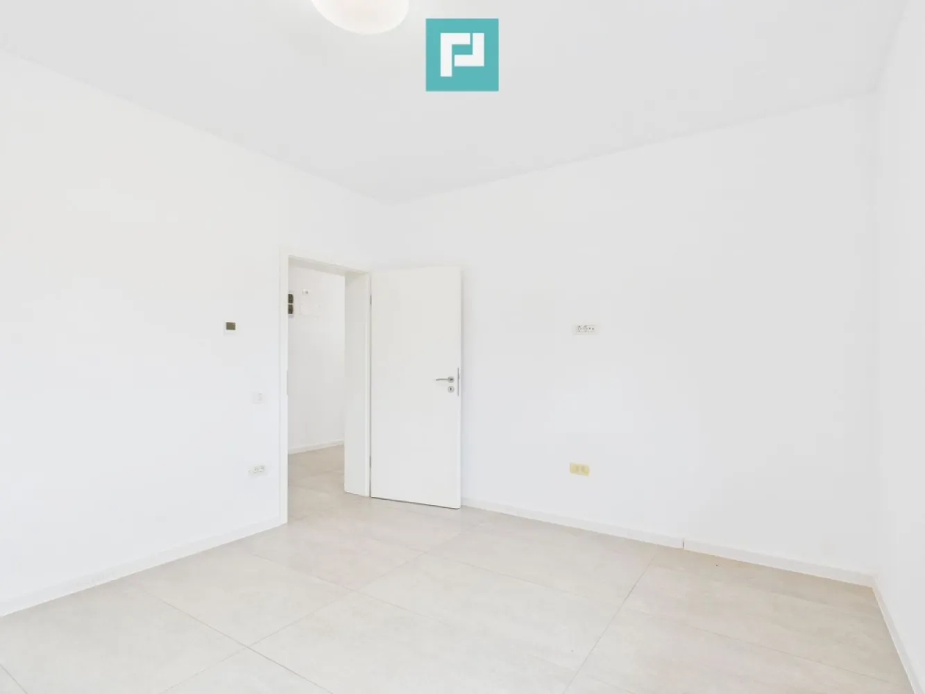 Apartament cu 2 camere, terasă generoasă – Moșnița - Vă prezentăm un apartament modern, situat într-o zonă liniștită și în plină dezvoltare, în Moșnița Veche – în apropiere de Lidl (Drumul Boilor), ideal pentru cei care caută confort, funcționalitate și acces rapid către Timișoara.

Caracteristici:
- Suprafață utilă: 65.7 mp
- Etaj: 2 din 3 – tip SAD
- Terasă spațioasă de 17 mp – ideală pentru relaxare
- Compartimentare practică: living generos + dormitor + dressing
- Centrală proprie, videointerfon
- Clădire nouă, cu finisaje de calitate

Prețul include TVA pentru persoane juridice. 
Pentru persoane fizice, se aplică TVA conform legislației în vigoare.

Se potrivește pentru:
- Cupluri sau familii tinere care caută o locuință aproape de oraș dar într-un cadru aerisit
- Investitori (apartamentul poate fi ușor închiriat)
- Persoane juridice ce doresc un spațiu locativ sau pentru birou într-o zonă bună

Nu rata ocazia de a te muta într-o zonă cu infrastructură bună și vecinătăți civilizate!

Pentru vizionare, contactează-mă! 
Daniela Ianc – PropertyLab 
Tel 0722 375 289 
 daniela.ianc@propertylab.ro 
CP2757870