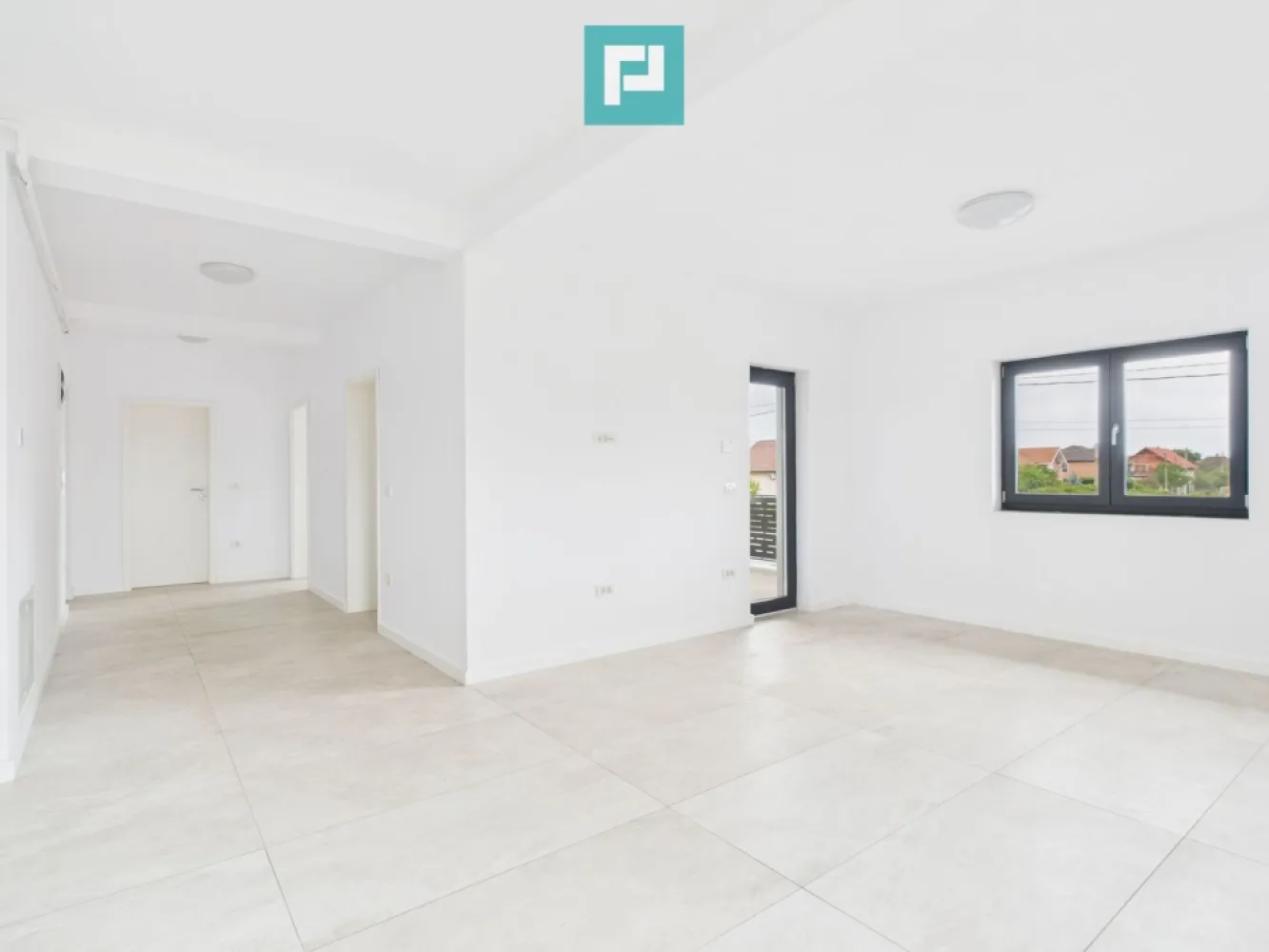 Apartament cu 2 camere, terasă generoasă – Moșnița - Vă prezentăm un apartament modern, situat într-o zonă liniștită și în plină dezvoltare, în Moșnița Veche – în apropiere de Lidl (Drumul Boilor), ideal pentru cei care caută confort, funcționalitate și acces rapid către Timișoara.

Caracteristici:
- Suprafață utilă: 65.7 mp
- Etaj: 1 din 3 – tip SAD
- Terasă spațioasă de 17 mp – ideală pentru relaxare
- Compartimentare practică: living generos + dormitor + dressing
- Centrală proprie, videointerfon
- Clădire nouă, cu finisaje de calitate

Prețul include TVA pentru persoane juridice. 
Pentru persoane fizice, se aplică TVA conform legislației în vigoare.

Se potrivește pentru:
- Cupluri sau familii tinere care caută o locuință aproape de oraș dar într-un cadru aerisit
- Investitori (apartamentul poate fi ușor închiriat)
- Persoane juridice ce doresc un spațiu locativ sau pentru birou într-o zonă bună

Nu rata ocazia de a te muta într-o zonă cu infrastructură bună și vecinătăți civilizate!

Pentru vizionare, contactează-mă! 
Daniela Ianc – PropertyLab 
Tel 0722 375 289 
 daniela.ianc@propertylab.ro 
CP2757838