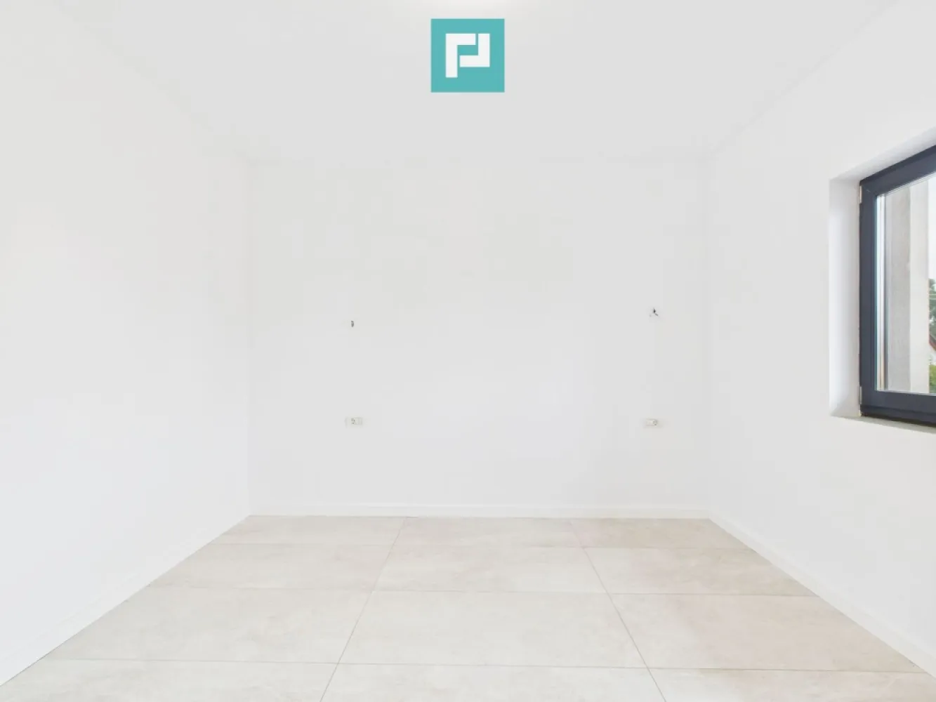 Apartament cu 2 camere, terasă generoasă – Moșnița - Vă prezentăm un apartament modern, situat într-o zonă liniștită și în plină dezvoltare, în Moșnița Veche – în apropiere de Lidl (Drumul Boilor), ideal pentru cei care caută confort, funcționalitate și acces rapid către Timișoara.

Caracteristici:
- Suprafață utilă: 65.7 mp
- Etaj: 1 din 3 – tip SAD
- Terasă spațioasă de 17 mp – ideală pentru relaxare
- Compartimentare practică: living generos + dormitor + dressing
- Centrală proprie, videointerfon
- Clădire nouă, cu finisaje de calitate

Prețul include TVA pentru persoane juridice. 
Pentru persoane fizice, se aplică TVA conform legislației în vigoare.

Se potrivește pentru:
- Cupluri sau familii tinere care caută o locuință aproape de oraș dar într-un cadru aerisit
- Investitori (apartamentul poate fi ușor închiriat)
- Persoane juridice ce doresc un spațiu locativ sau pentru birou într-o zonă bună

Nu rata ocazia de a te muta într-o zonă cu infrastructură bună și vecinătăți civilizate!

Pentru vizionare, contactează-mă! 
Daniela Ianc – PropertyLab 
Tel 0722 375 289 
 daniela.ianc@propertylab.ro 
CP2757838