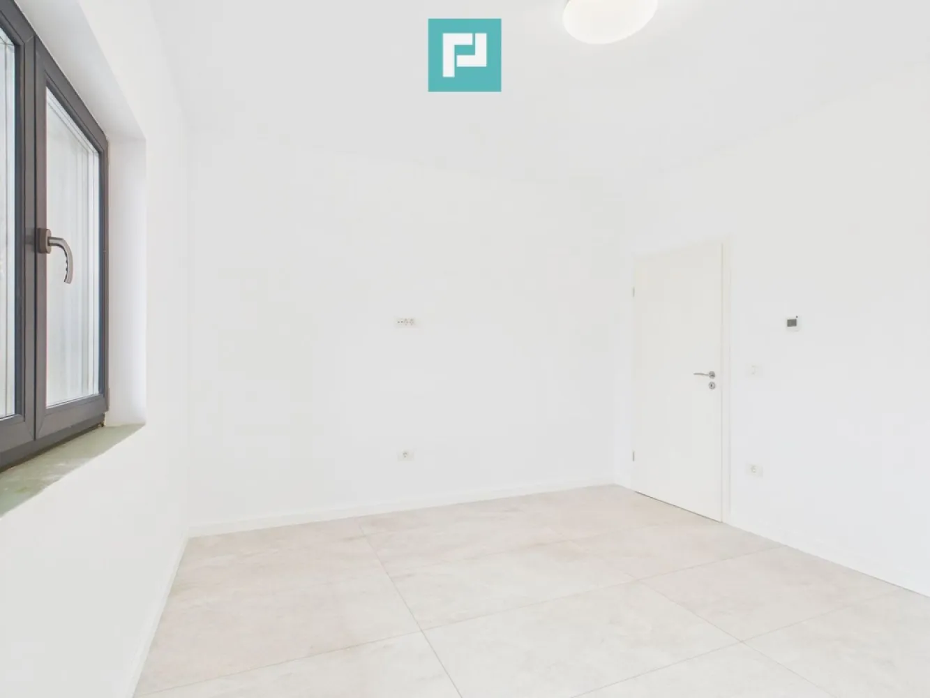 Apartament cu 2 camere, terasă generoasă – Moșnița - Vă prezentăm un apartament modern, situat într-o zonă liniștită și în plină dezvoltare, în Moșnița Veche – în apropiere de Lidl (Drumul Boilor), ideal pentru cei care caută confort, funcționalitate și acces rapid către Timișoara.

Caracteristici:
- Suprafață utilă: 65.7 mp
- Etaj: 1 din 3 – tip SAD
- Terasă spațioasă de 17 mp – ideală pentru relaxare
- Compartimentare practică: living generos + dormitor + dressing
- Centrală proprie, videointerfon
- Clădire nouă, cu finisaje de calitate

Prețul include TVA pentru persoane juridice. 
Pentru persoane fizice, se aplică TVA conform legislației în vigoare.

Se potrivește pentru:
- Cupluri sau familii tinere care caută o locuință aproape de oraș dar într-un cadru aerisit
- Investitori (apartamentul poate fi ușor închiriat)
- Persoane juridice ce doresc un spațiu locativ sau pentru birou într-o zonă bună

Nu rata ocazia de a te muta într-o zonă cu infrastructură bună și vecinătăți civilizate!

Pentru vizionare, contactează-mă! 
Daniela Ianc – PropertyLab 
Tel 0722 375 289 
 daniela.ianc@propertylab.ro 
CP2757838