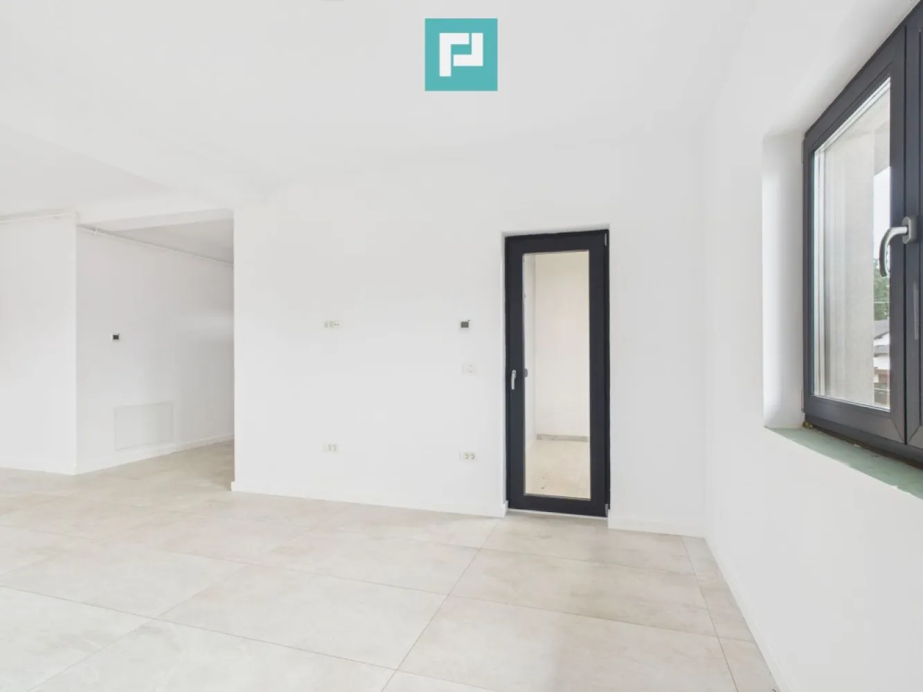 Apartament cu 2 camere, terasă generoasă – Moșnița - Vă prezentăm un apartament modern, situat într-o zonă liniștită și în plină dezvoltare, în Moșnița Veche – în apropiere de Lidl (Drumul Boilor), ideal pentru cei care caută confort, funcționalitate și acces rapid către Timișoara.

Caracteristici:
- Suprafață utilă: 65.7 mp
- Etaj: 1 din 3 – tip SAD
- Terasă spațioasă de 17 mp – ideală pentru relaxare
- Compartimentare practică: living generos + dormitor + dressing
- Centrală proprie, videointerfon
- Clădire nouă, cu finisaje de calitate

Prețul include TVA pentru persoane juridice. 
Pentru persoane fizice, se aplică TVA conform legislației în vigoare.

Se potrivește pentru:
- Cupluri sau familii tinere care caută o locuință aproape de oraș dar într-un cadru aerisit
- Investitori (apartamentul poate fi ușor închiriat)
- Persoane juridice ce doresc un spațiu locativ sau pentru birou într-o zonă bună

Nu rata ocazia de a te muta într-o zonă cu infrastructură bună și vecinătăți civilizate!

Pentru vizionare, contactează-mă! 
Daniela Ianc – PropertyLab 
Tel 0722 375 289 
 daniela.ianc@propertylab.ro 
CP2757838