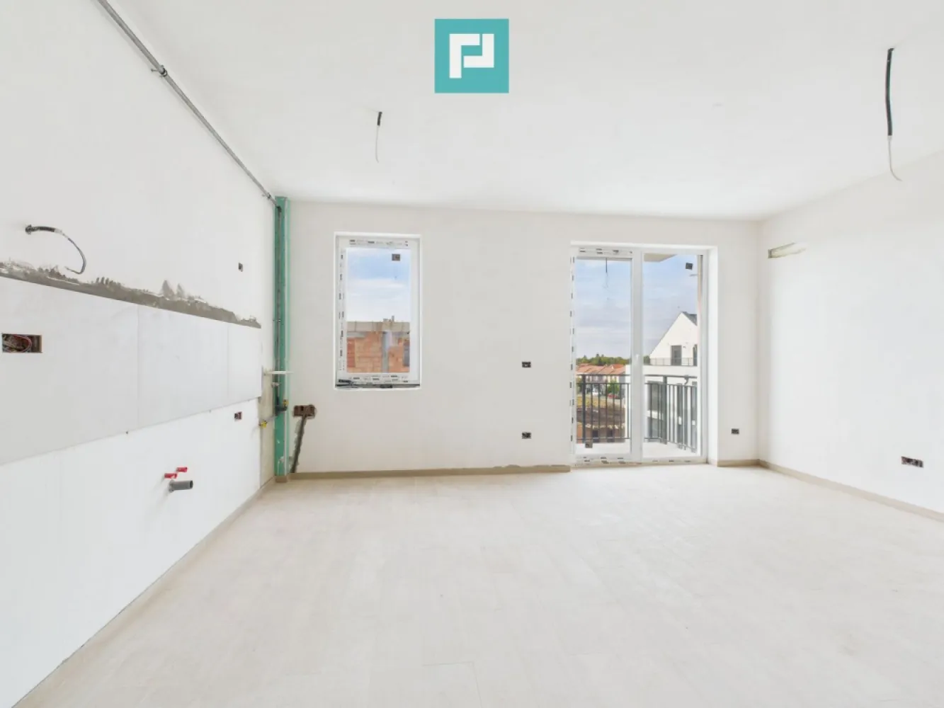 Apartament la mansardă în Freidorf - Shopping City - Apartament la mansarda, modern cu 2 camere – lângă Shopping City Timișoara

Aflat la mansardă, acest apartament cochet de 50,05 mp utili (63,20 mp construiți) te cucerește prin conceptul open space și spațiile generoase, oferind o atmosferă caldă, luminoasă și primitoare.

 Avantaje cheie:

Iluminat natural excelent, care creează o stare de bine 

Design modern, ideal pentru tineri sau cupluri care apreciază confortul

Locație excelentă, aproape de Shopping City Timișoara – tot ce ai nevoie, la doar câțiva pași

Prețul include TVA și un loc de parcare privat .

Un apartament ideal pentru cei care caută intimitate, stil și accesibilitate într-o zonă dinamică a orașului!

Consultant imobiliar : Laurentiu Caraman

Telefon : 0721824896

Email : laurentiu.caraman@propertylab.ro

CP 2754878